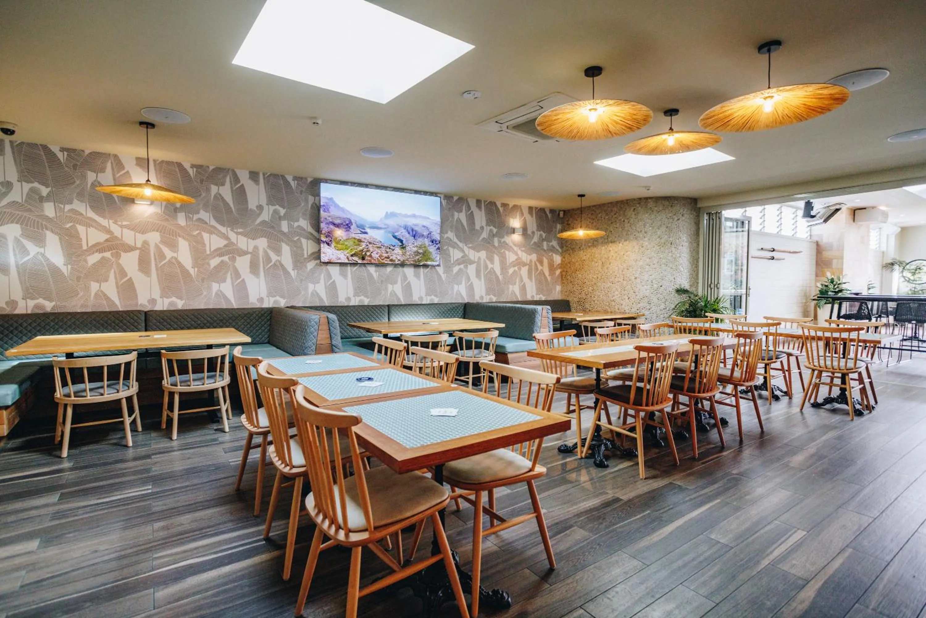 Restaurant/places to eat in The Lakes Hotel