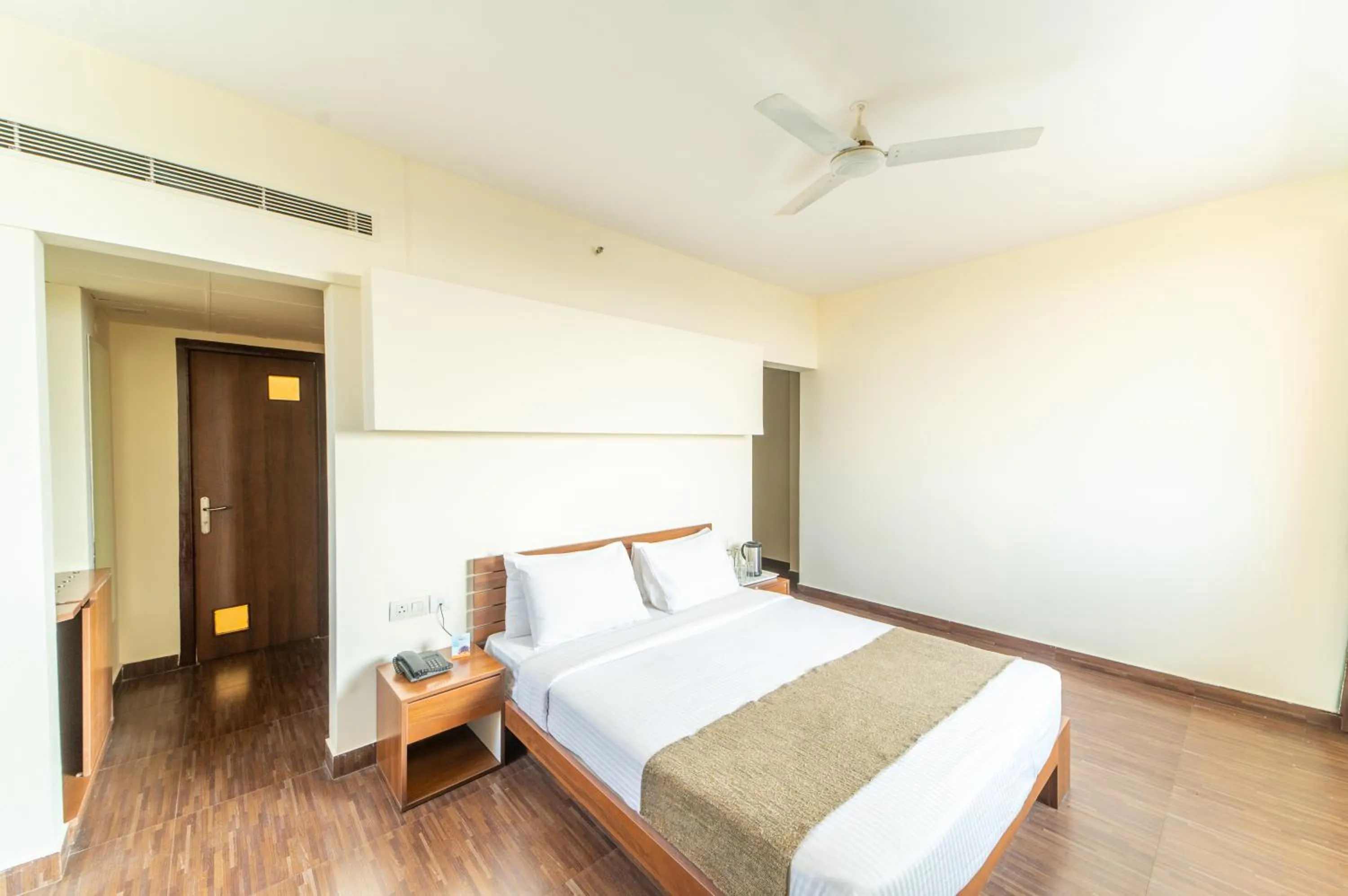 Bedroom, Bed in Whispering Palms Hotel Jaipur