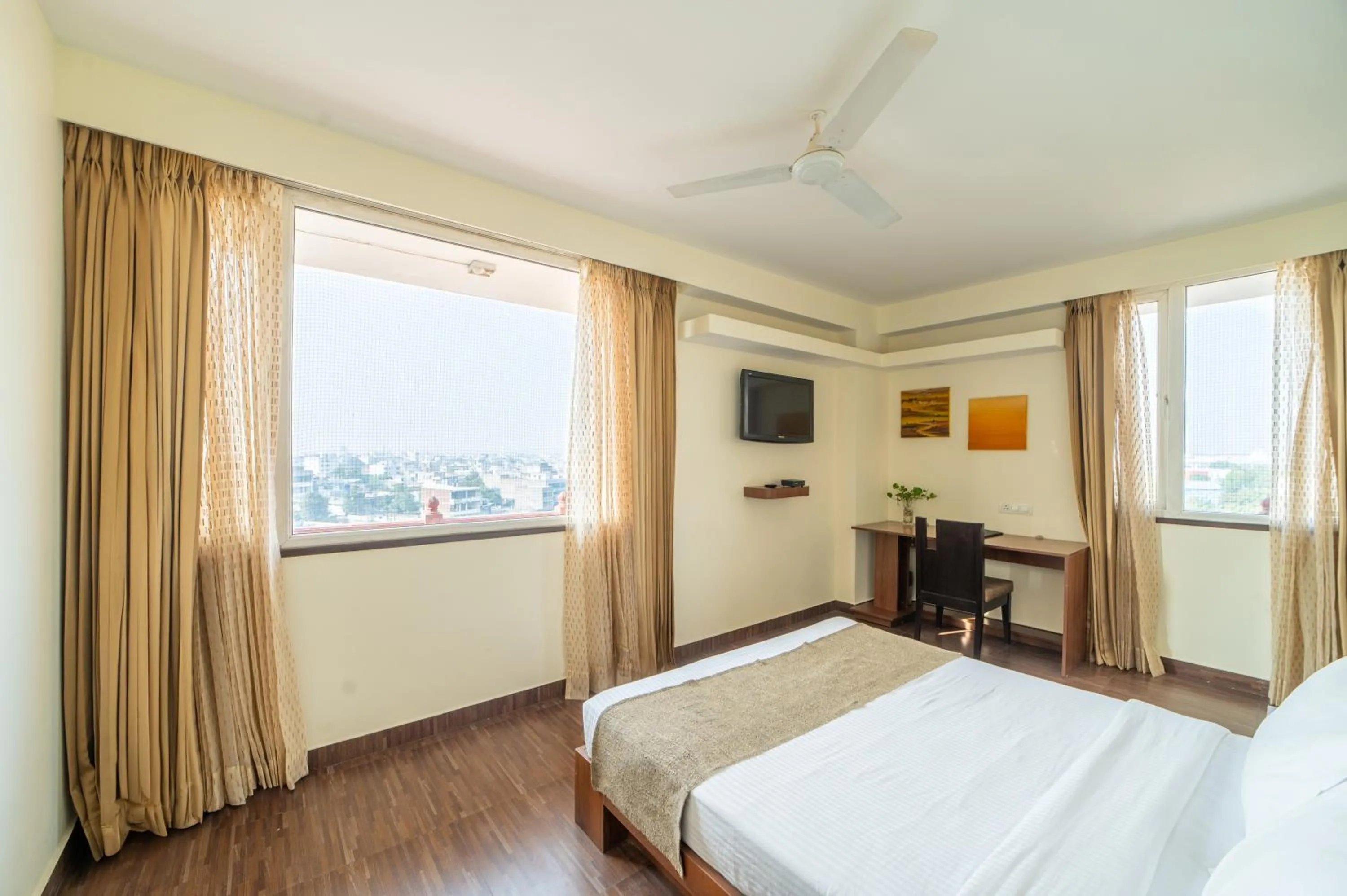 Bedroom, Bed in Whispering Palms Hotel Jaipur
