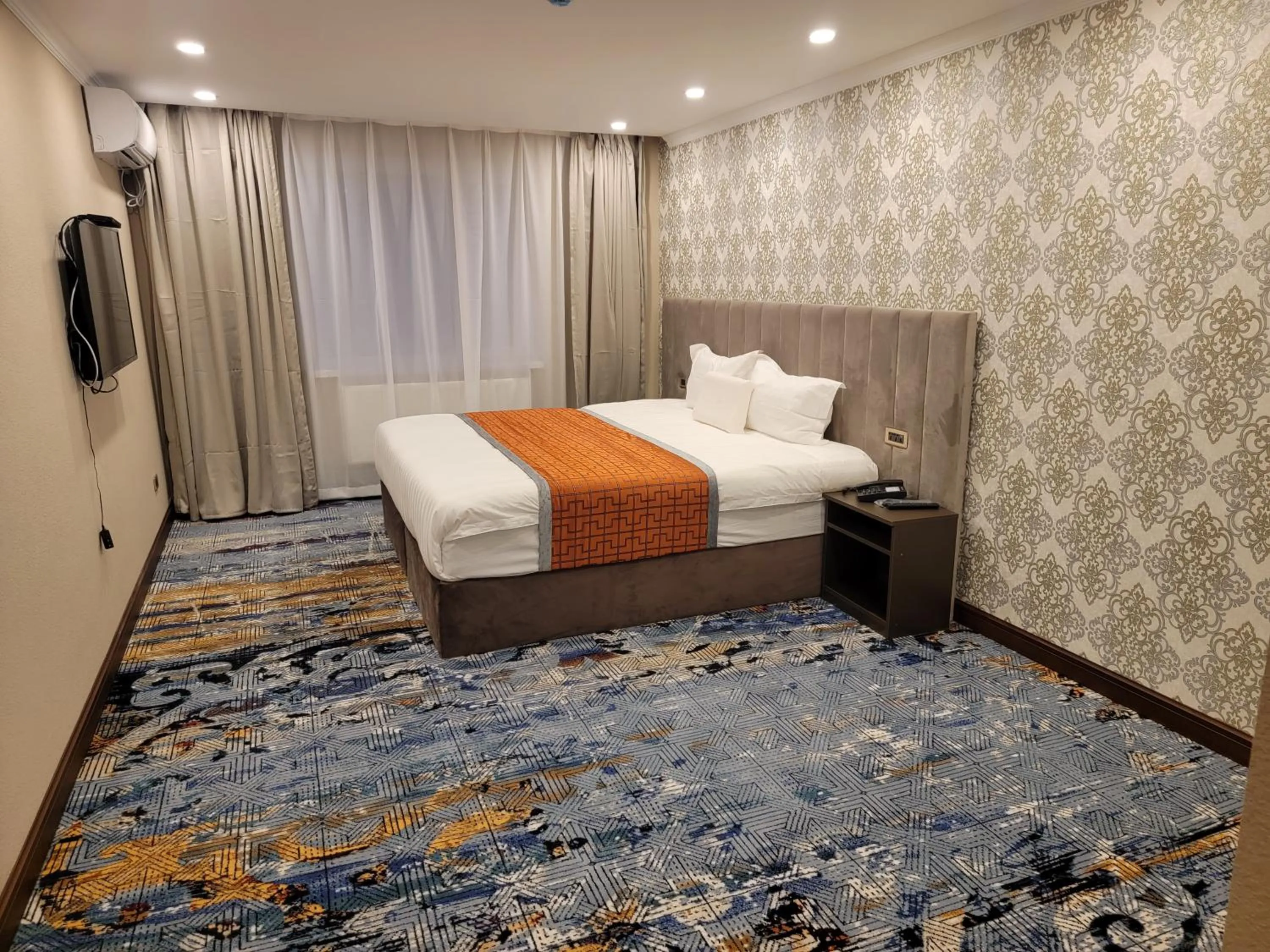 Bedroom, Bed in New West Hotel