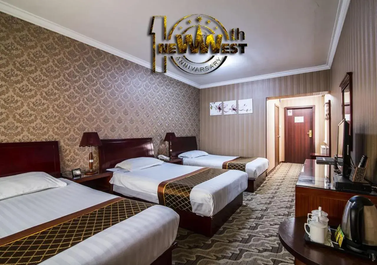 Comfort Triple Room with Shower in New West Hotel Comfort Triple Room with Shower in New West Hotel