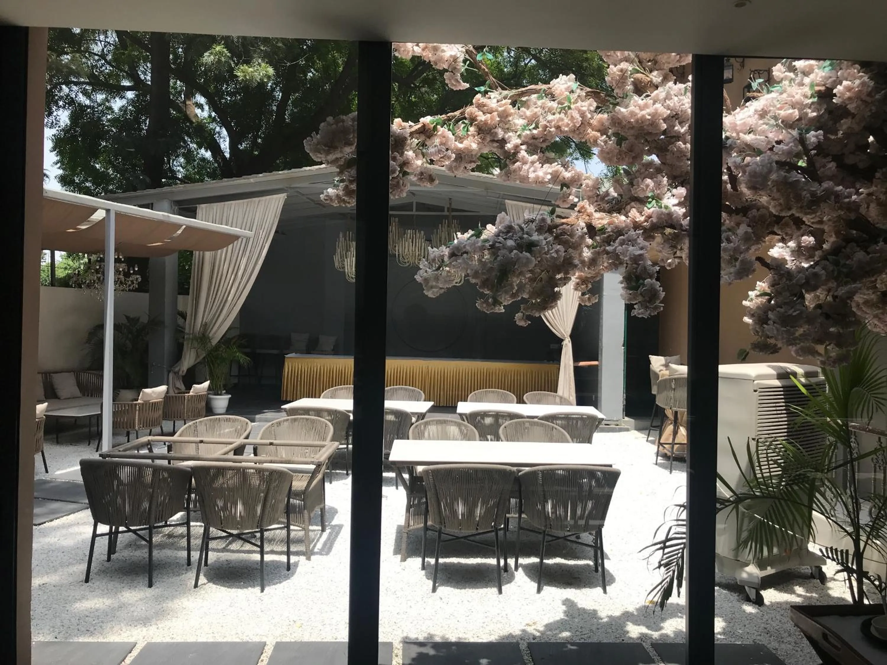 Restaurant/places to eat in Spara Boutique Resort