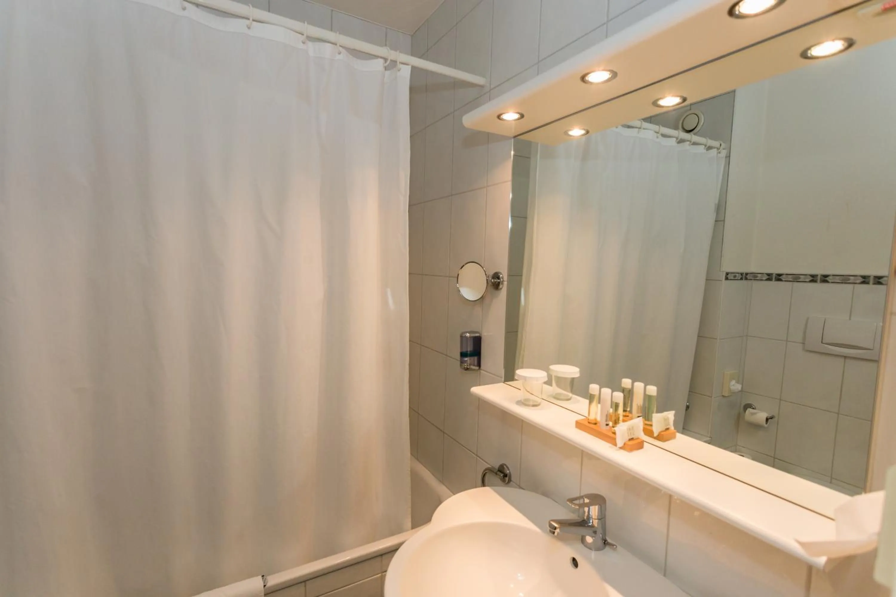 Bathroom in Hôtel du Rhône