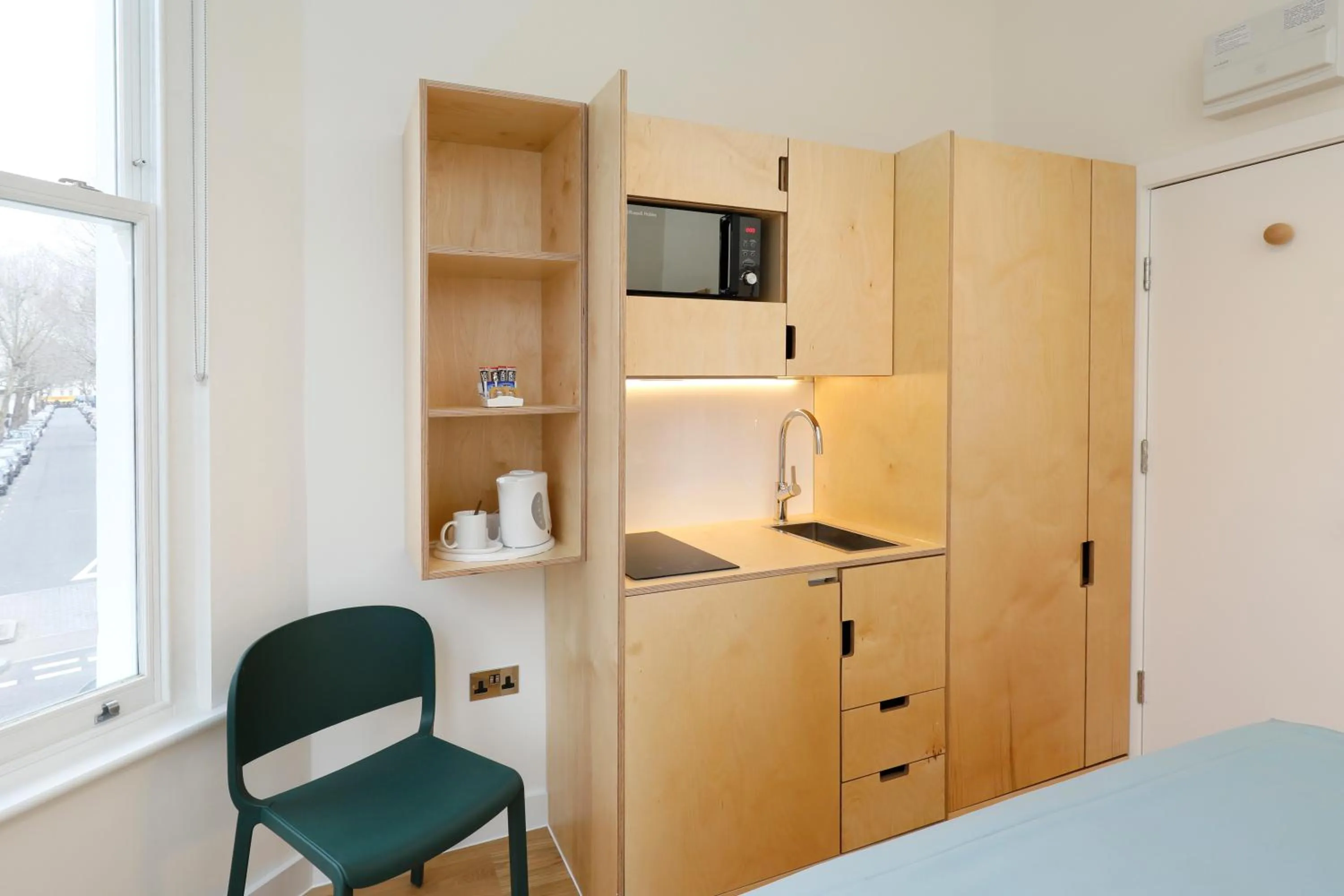 Kitchen or kitchenette, Bed in Kensington Stay