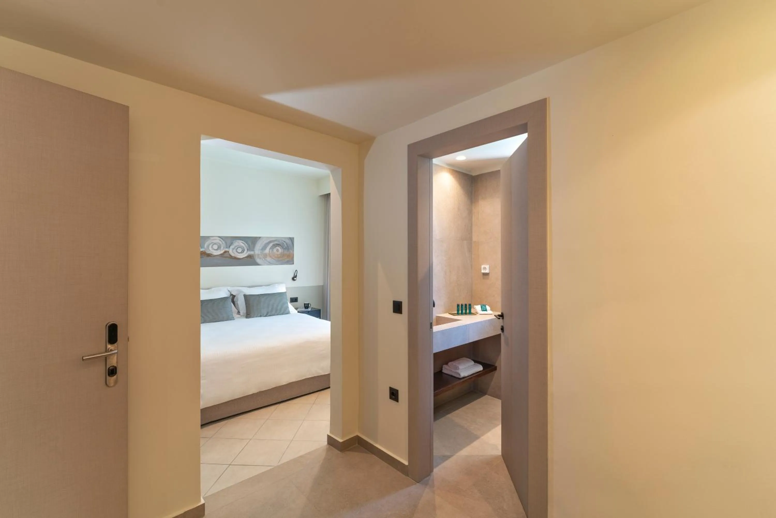 Bathroom, Bed in Mariette Rhodes Urban Suites