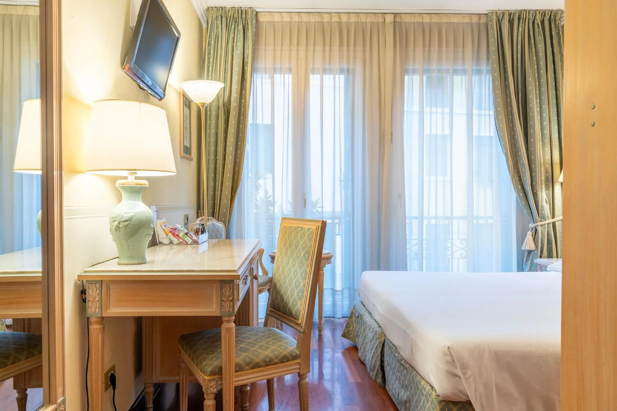 TV and multimedia, Bed in Majestic Toscanelli (centro storico)