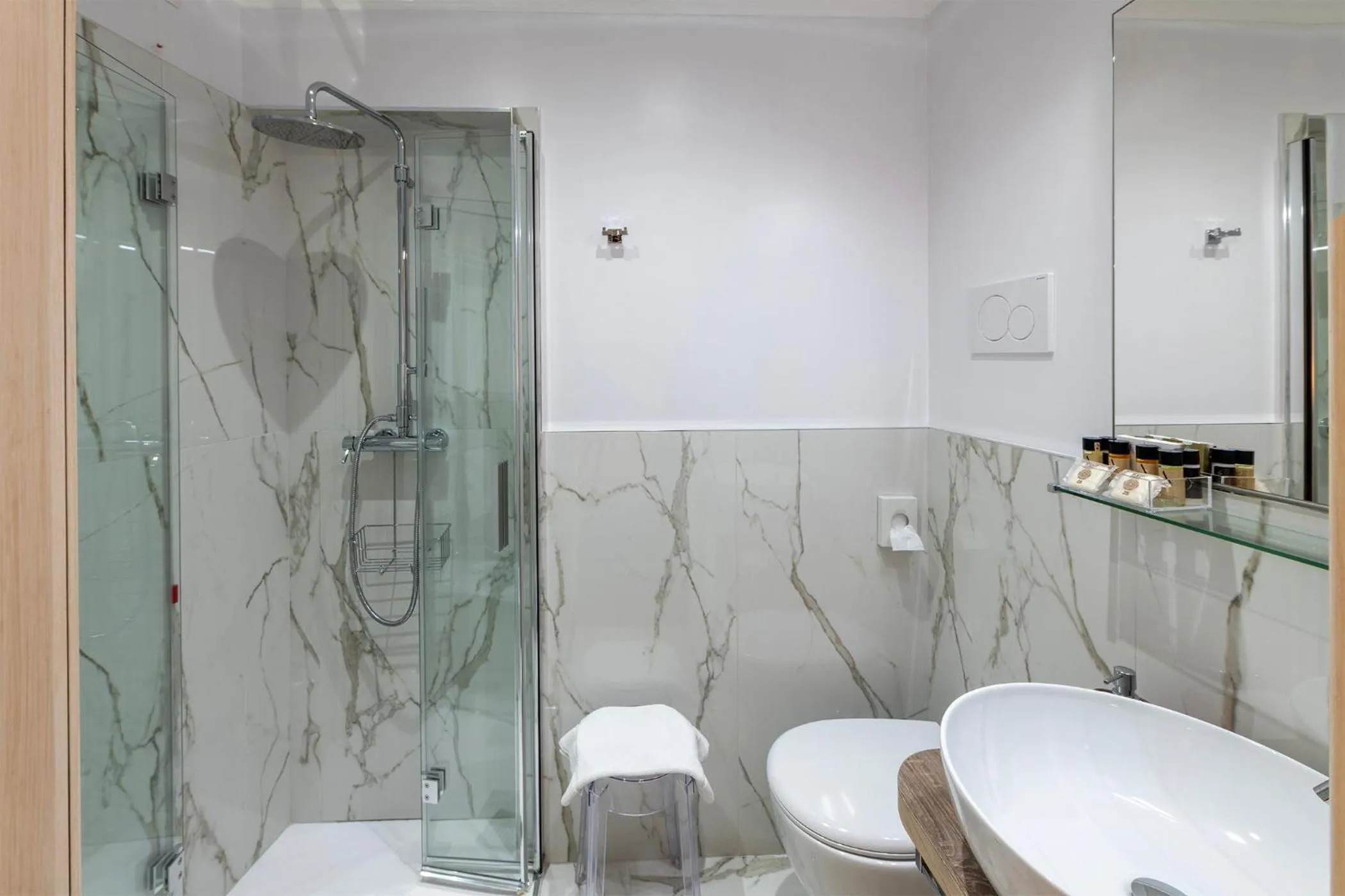 Shower in Majestic Toscanelli (centro storico)