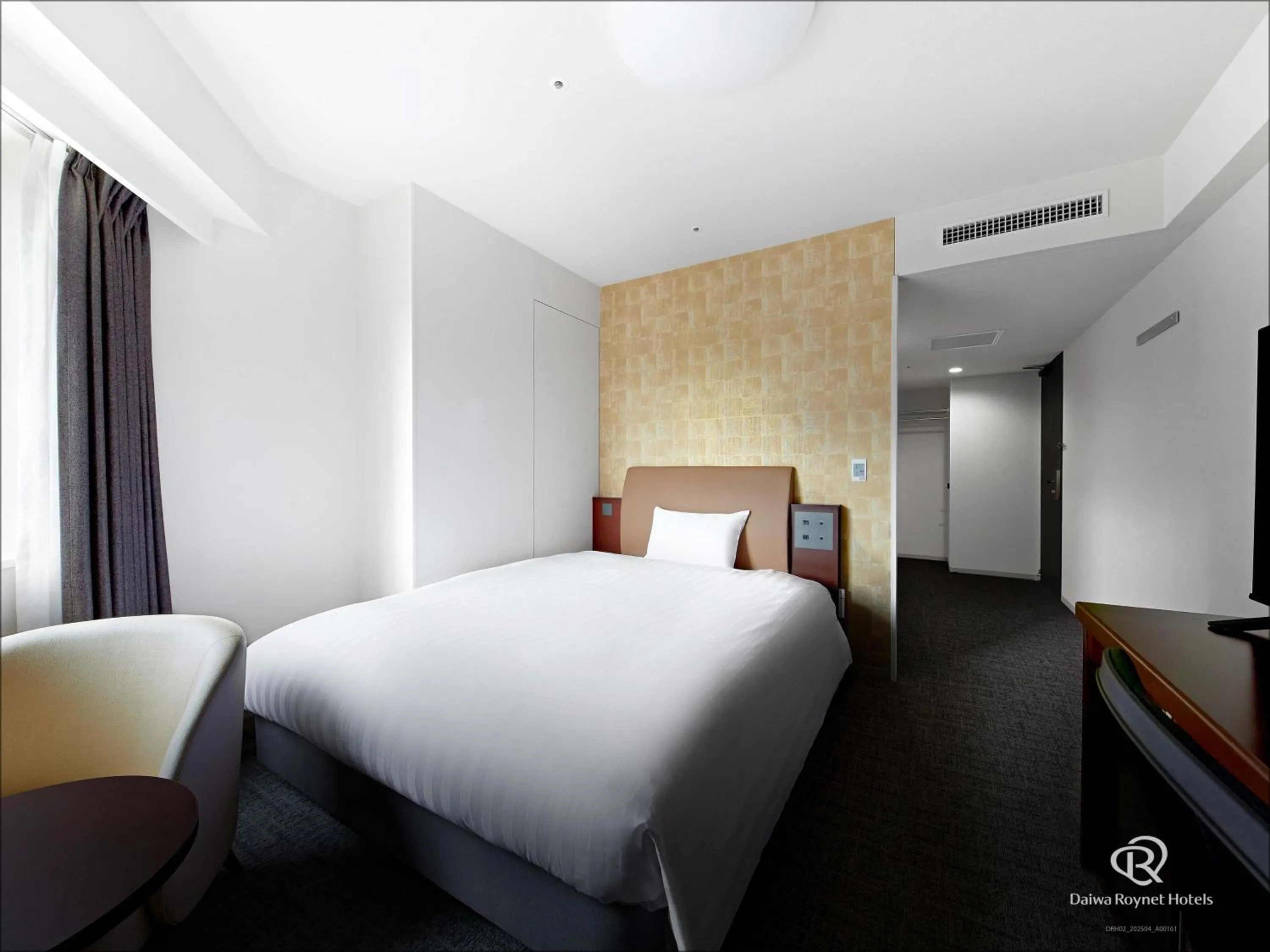 Photo of the whole room, Bed in Daiwa Roynet Hotel Shin-Yokohama