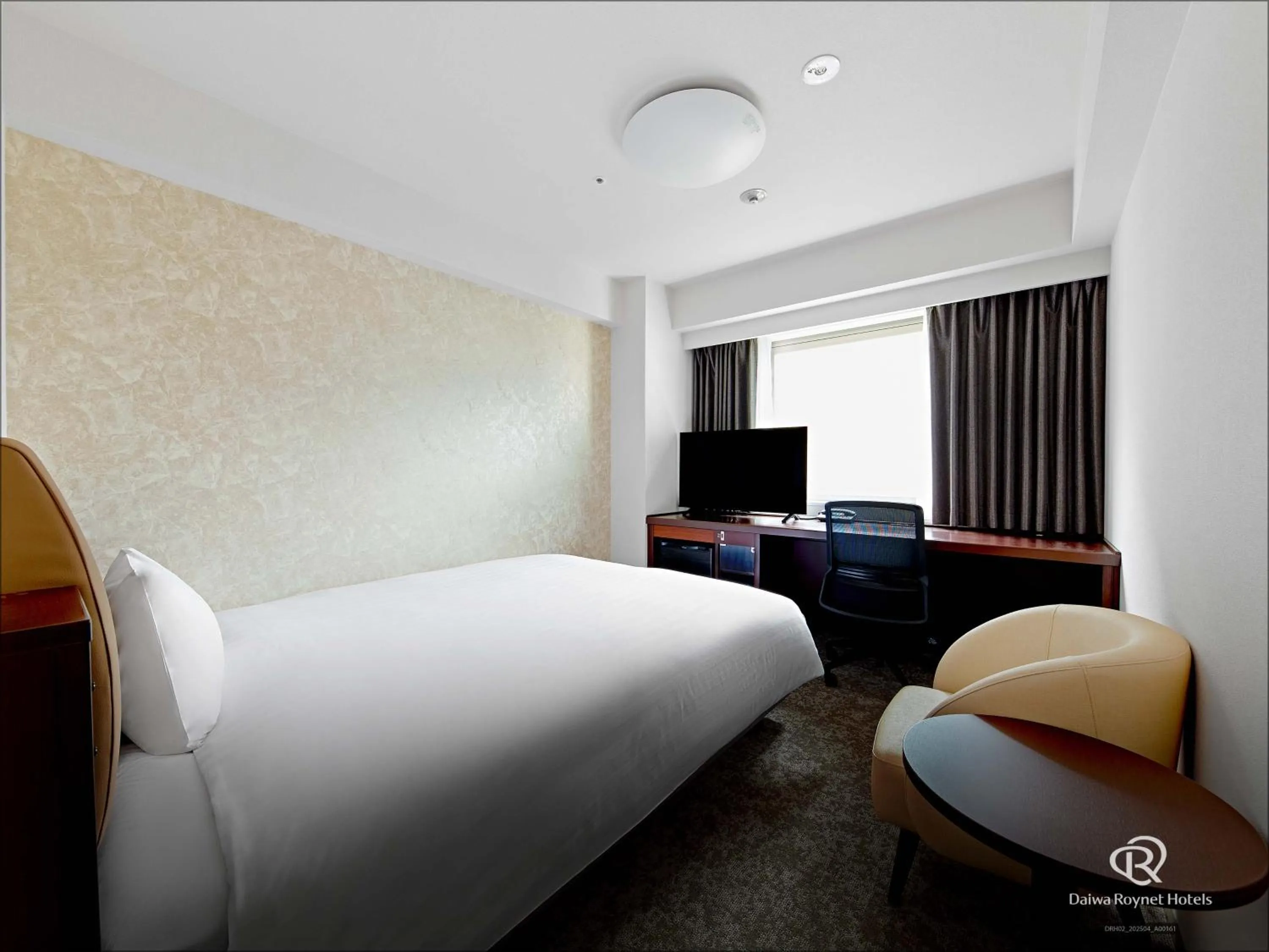 Photo of the whole room, Bed in Daiwa Roynet Hotel Shin-Yokohama