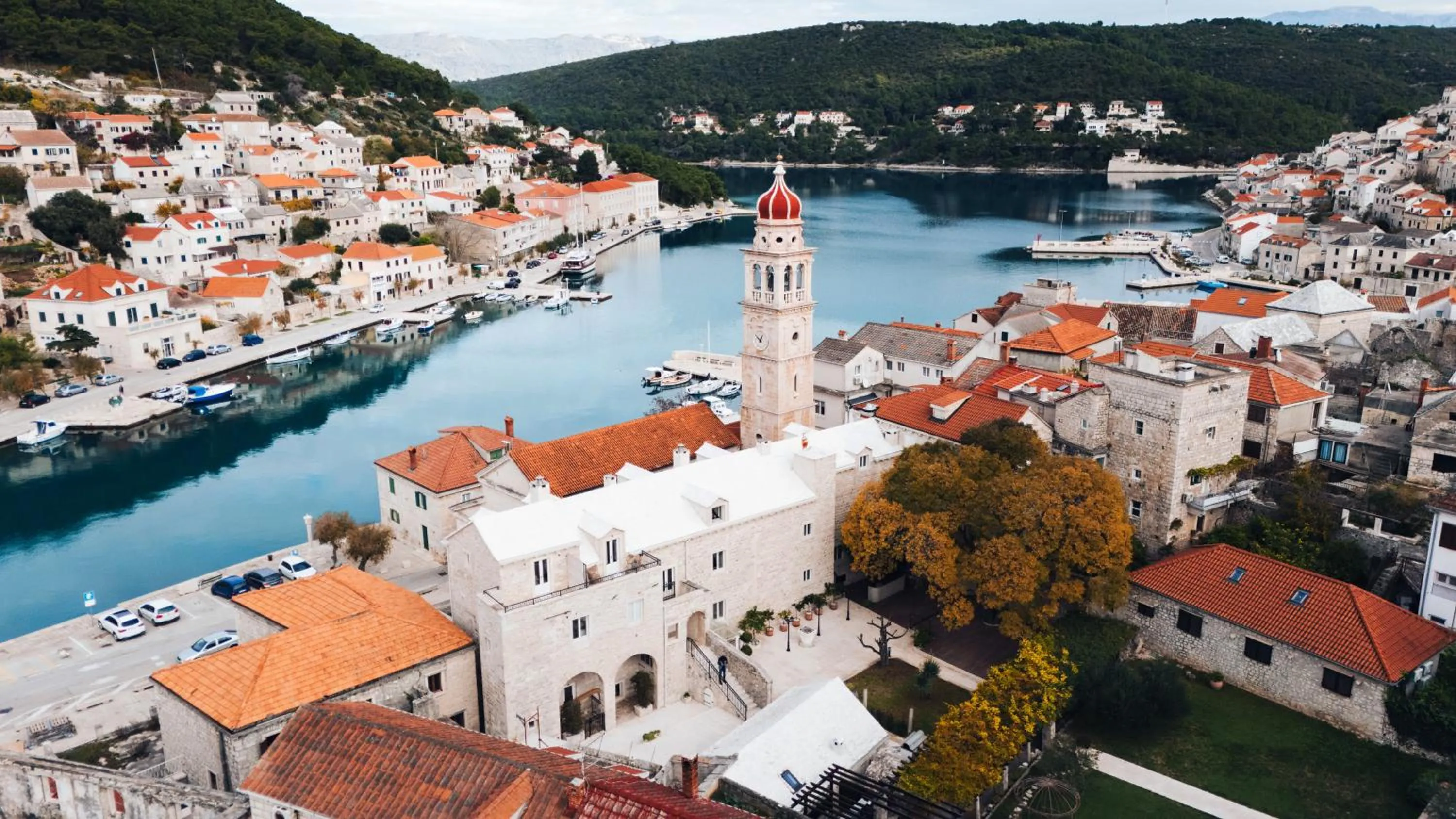 Property building in Puteus Palace Heritage Hotel