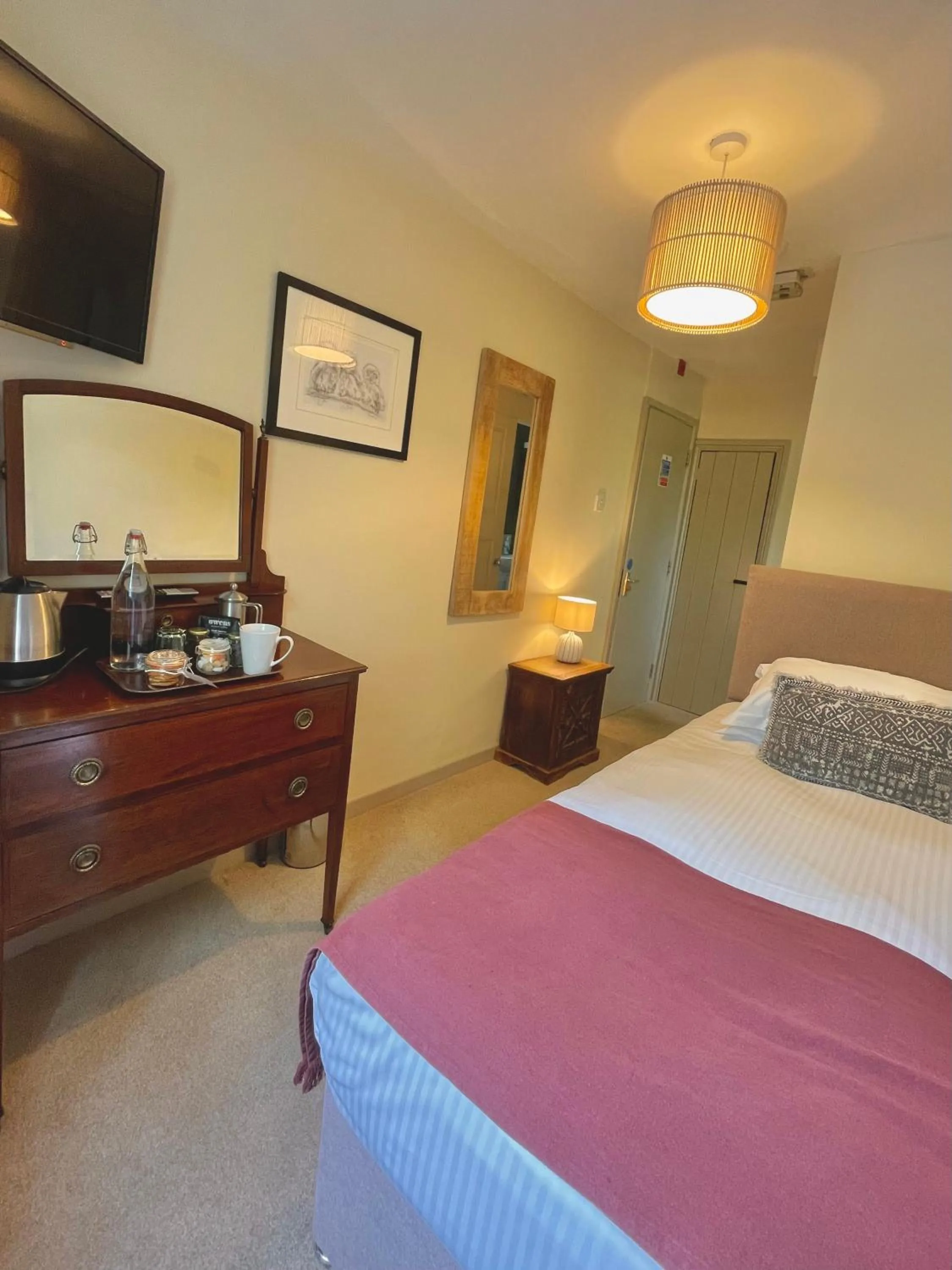 Bedroom, Bed in Castle Inn