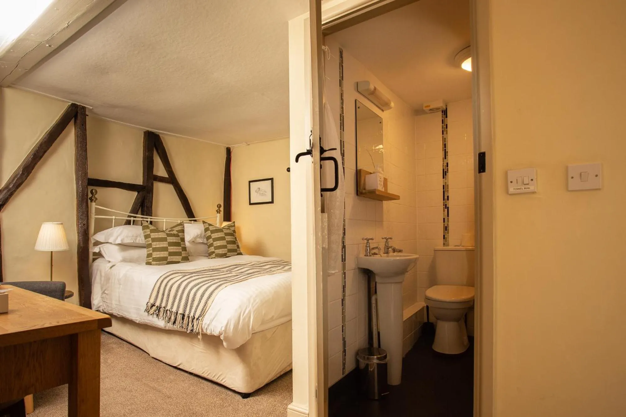 Photo of the whole room, Bed in Castle Inn