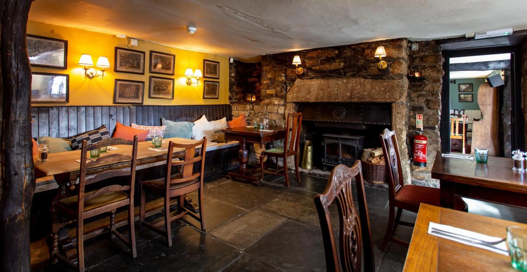 Restaurant/places to eat in Castle Inn