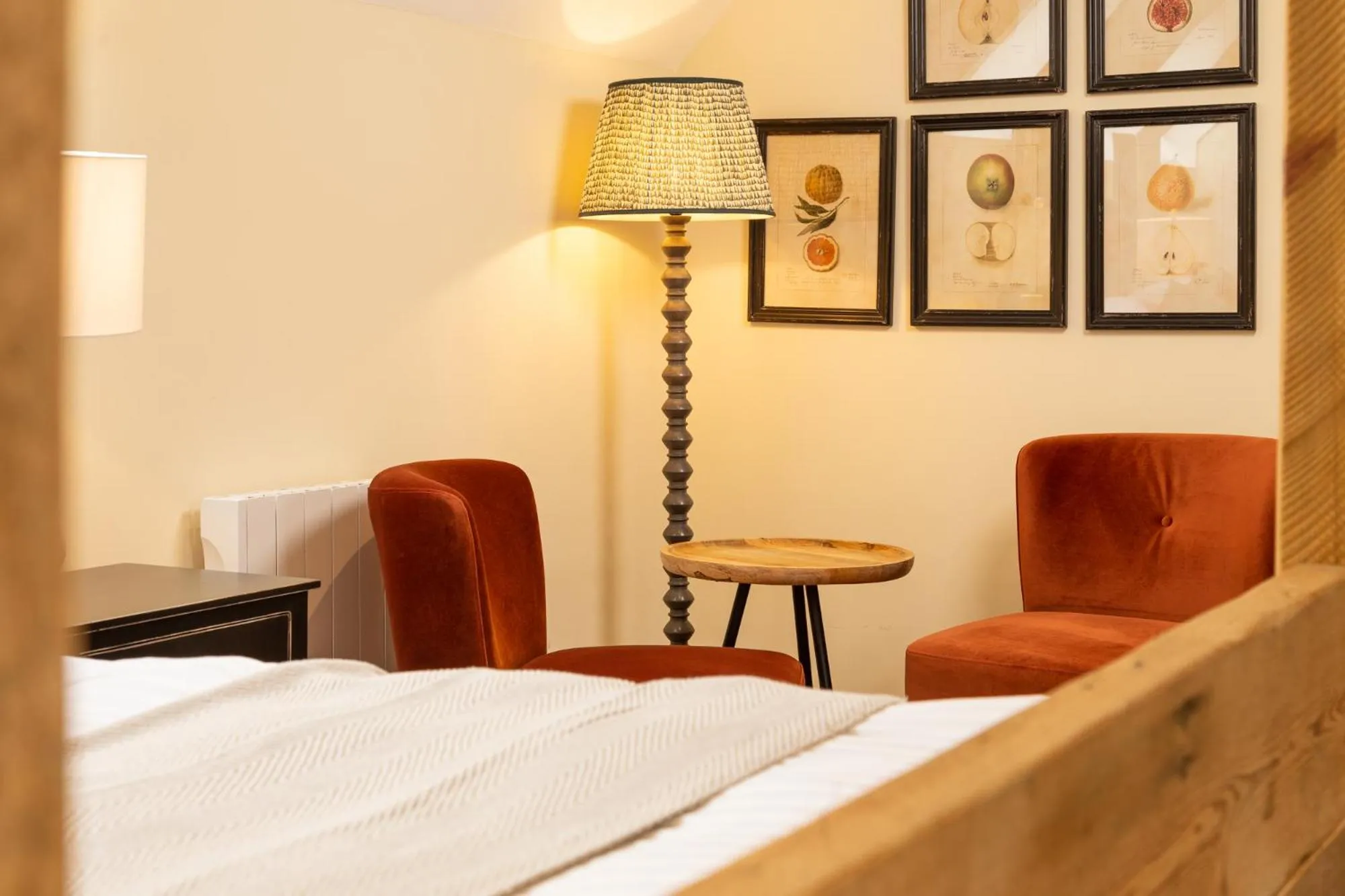 Seating area, Bed in Castle Inn