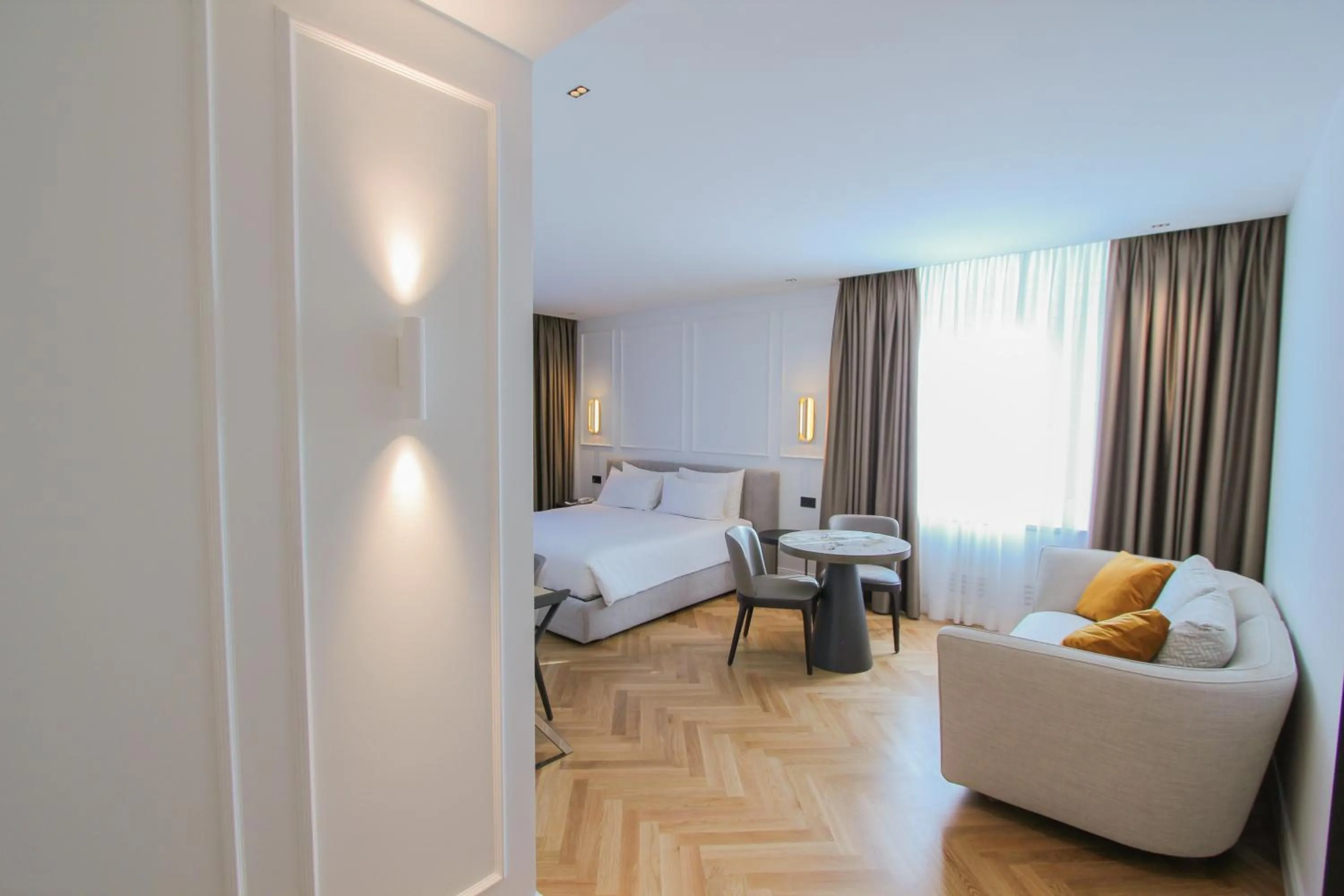 Photo of the whole room, Bed in Ambassador Palace Hotel