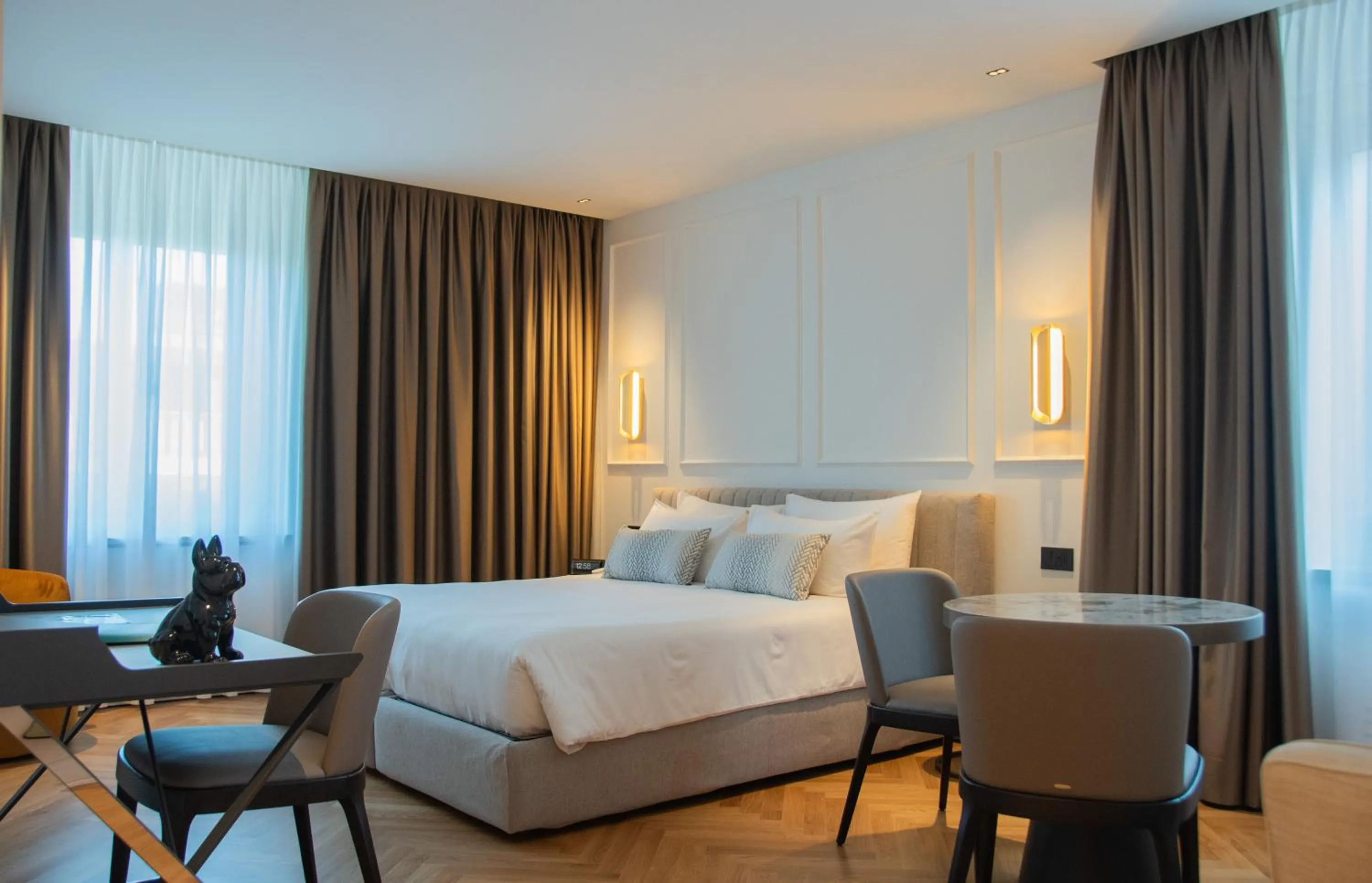 Bedroom, Bed in Ambassador Palace Hotel