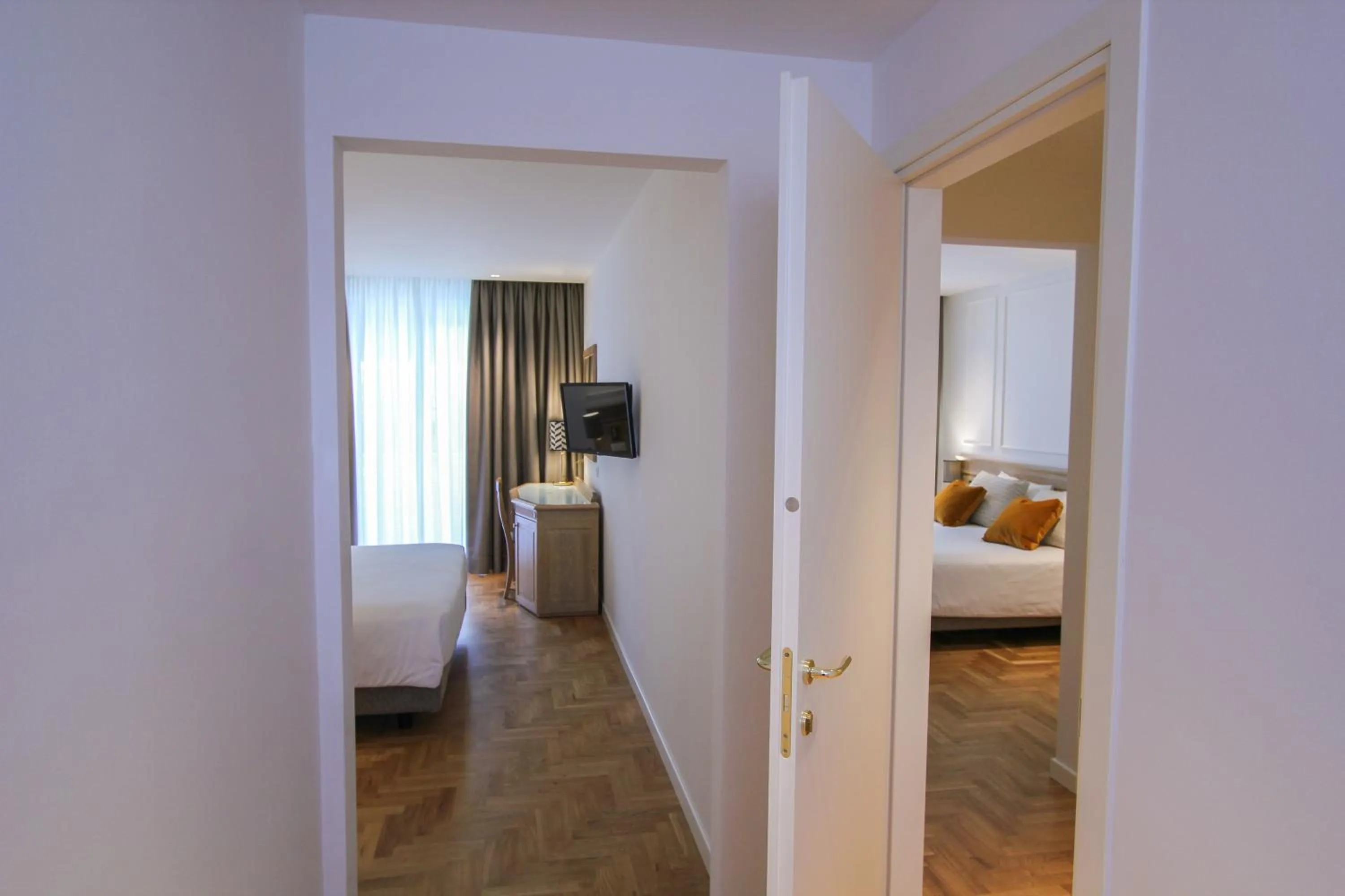 Bedroom, Bed in Ambassador Palace Hotel