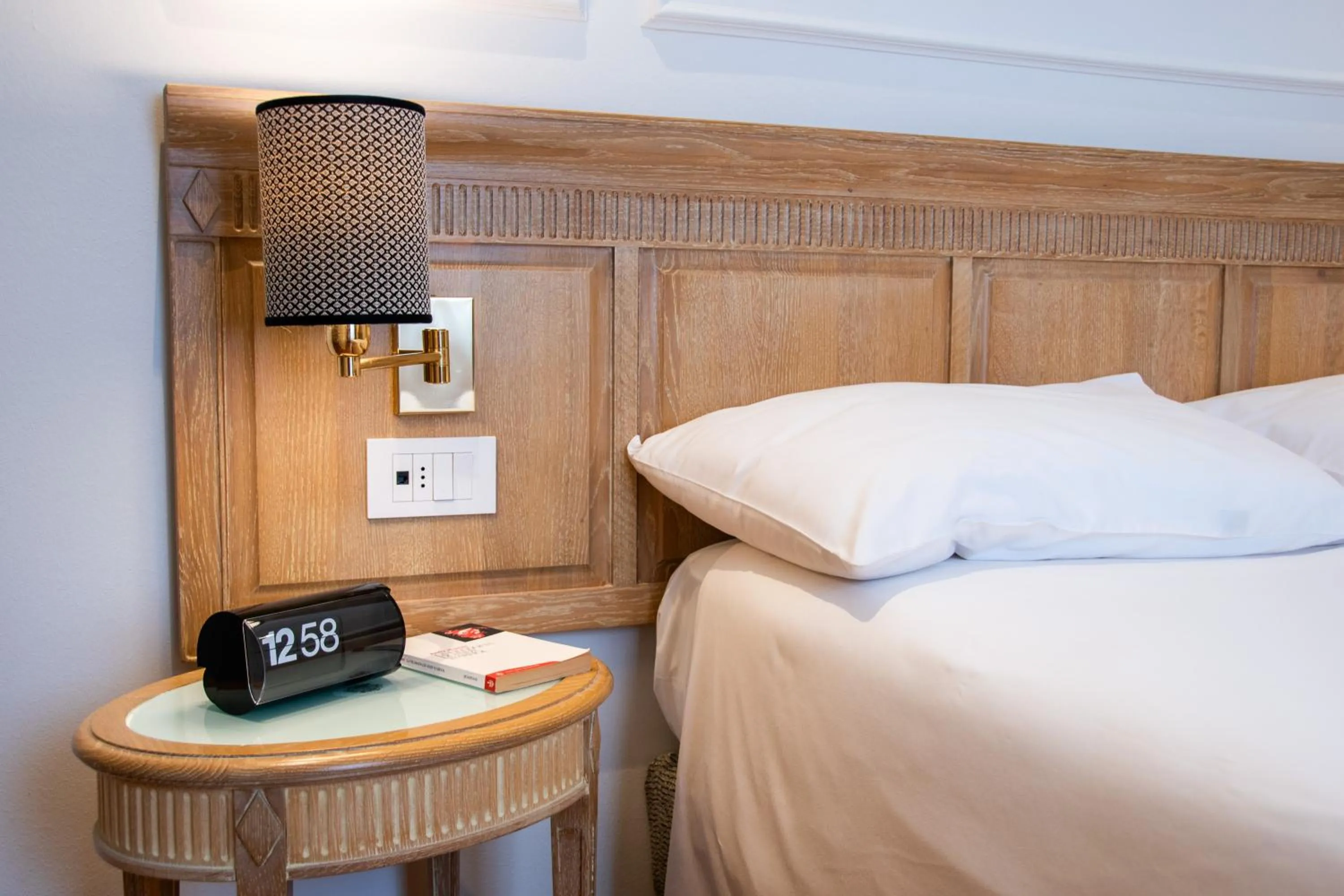 Bedroom, Bed in Ambassador Palace Hotel