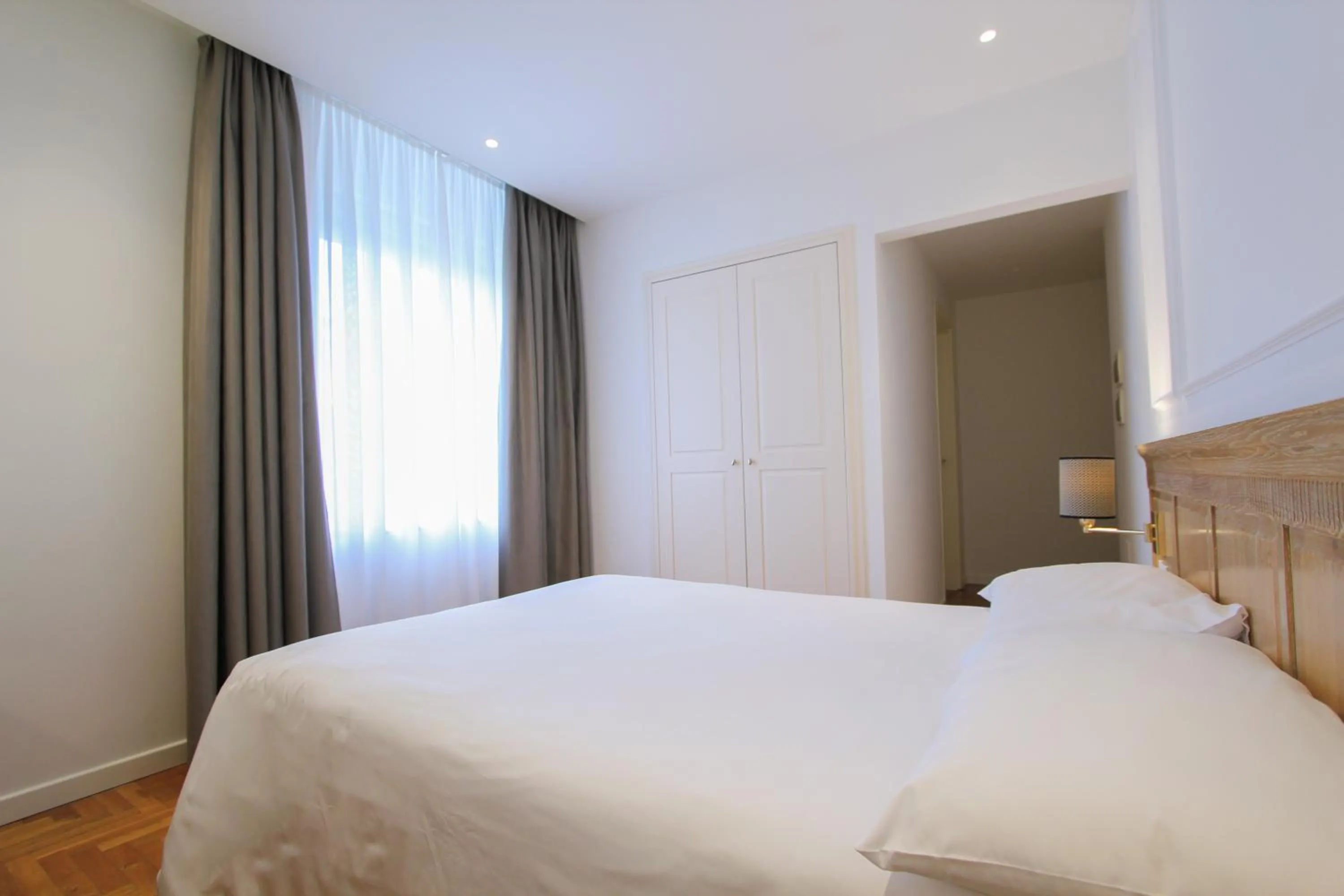 Bedroom, Bed in Ambassador Palace Hotel