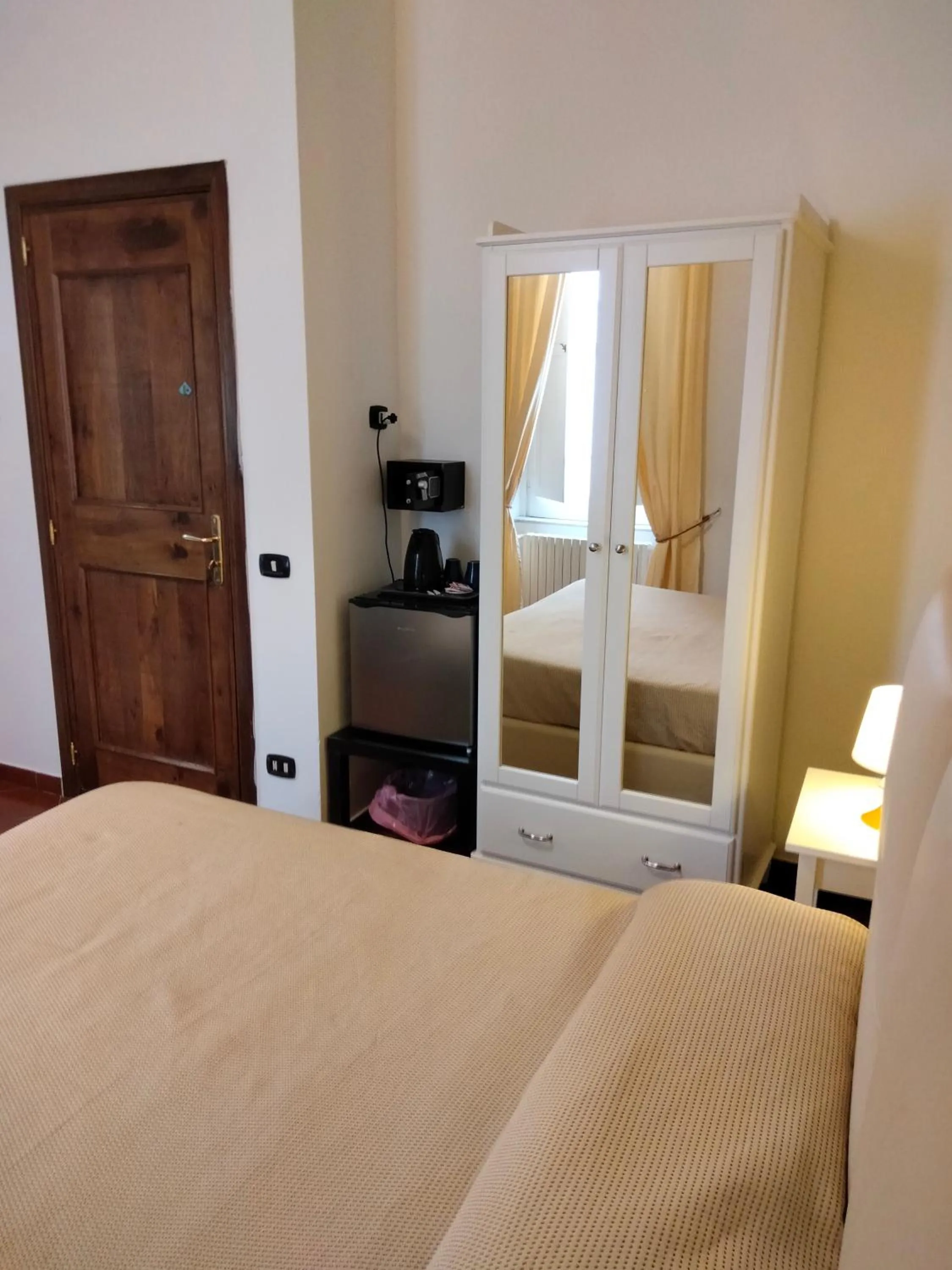 wardrobe, Bed in Dante Rooms