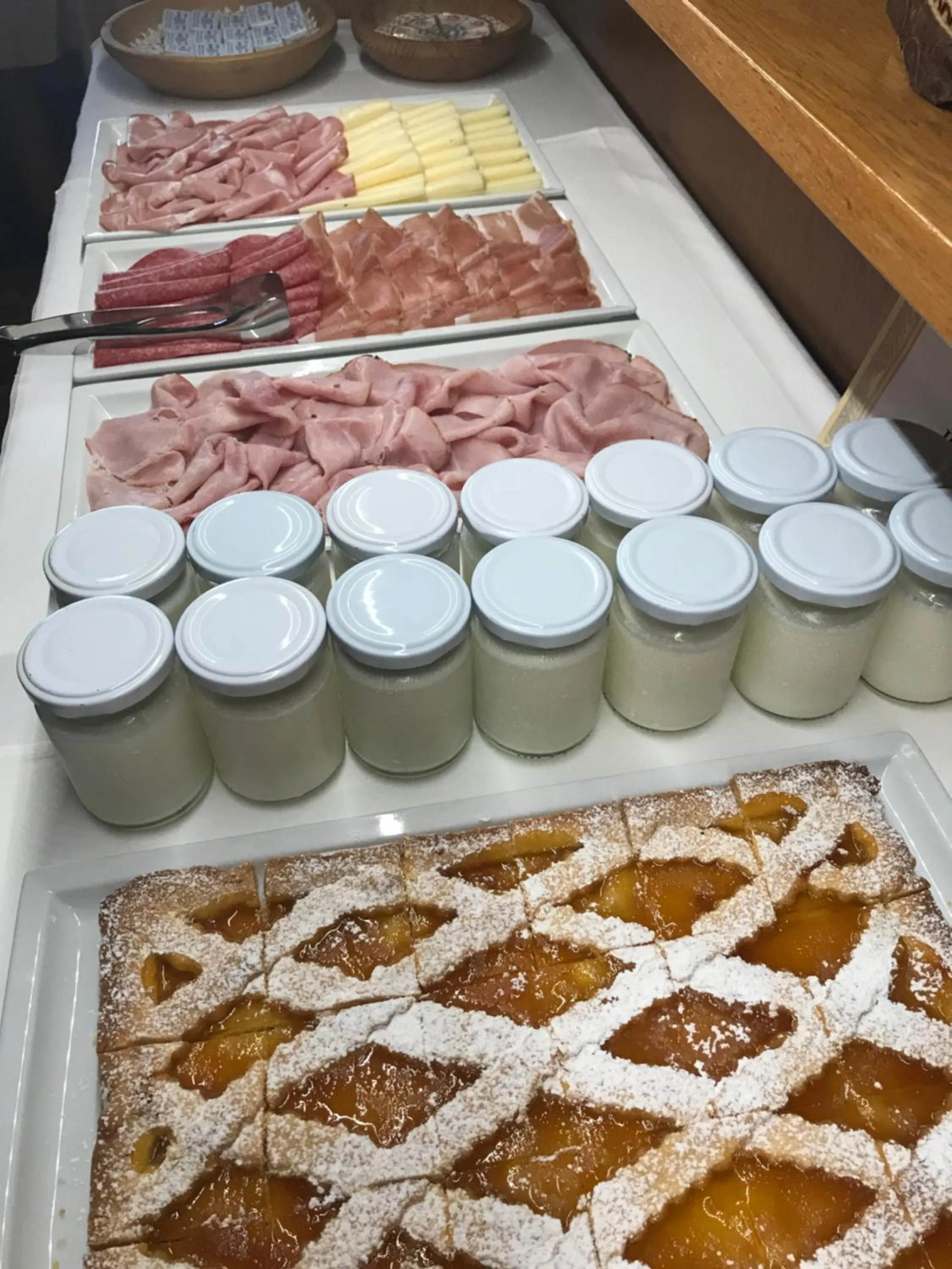 Buffet breakfast in Garni La Vara