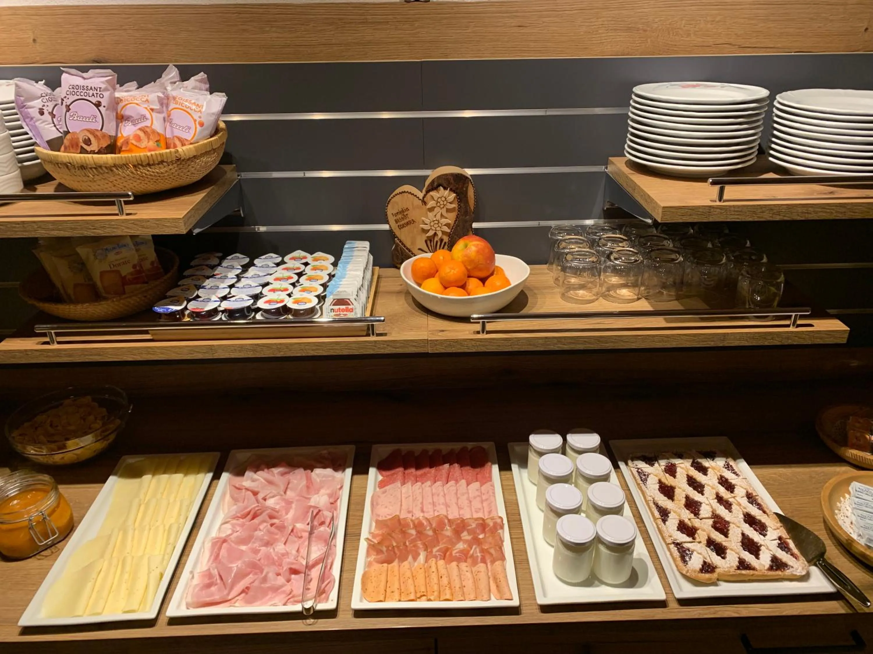 Food and drinks in Garni La Vara