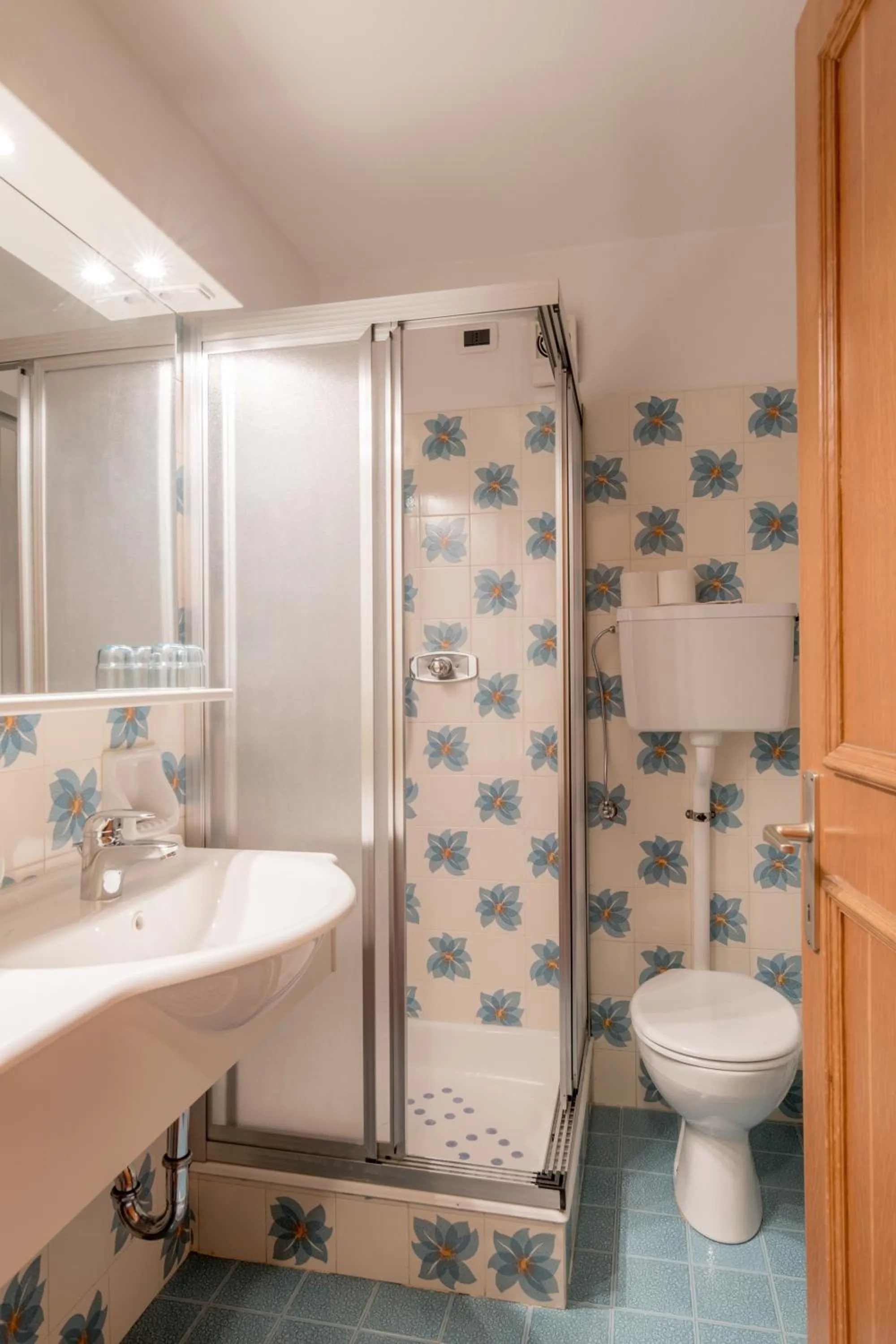 Shower in Garni La Vara