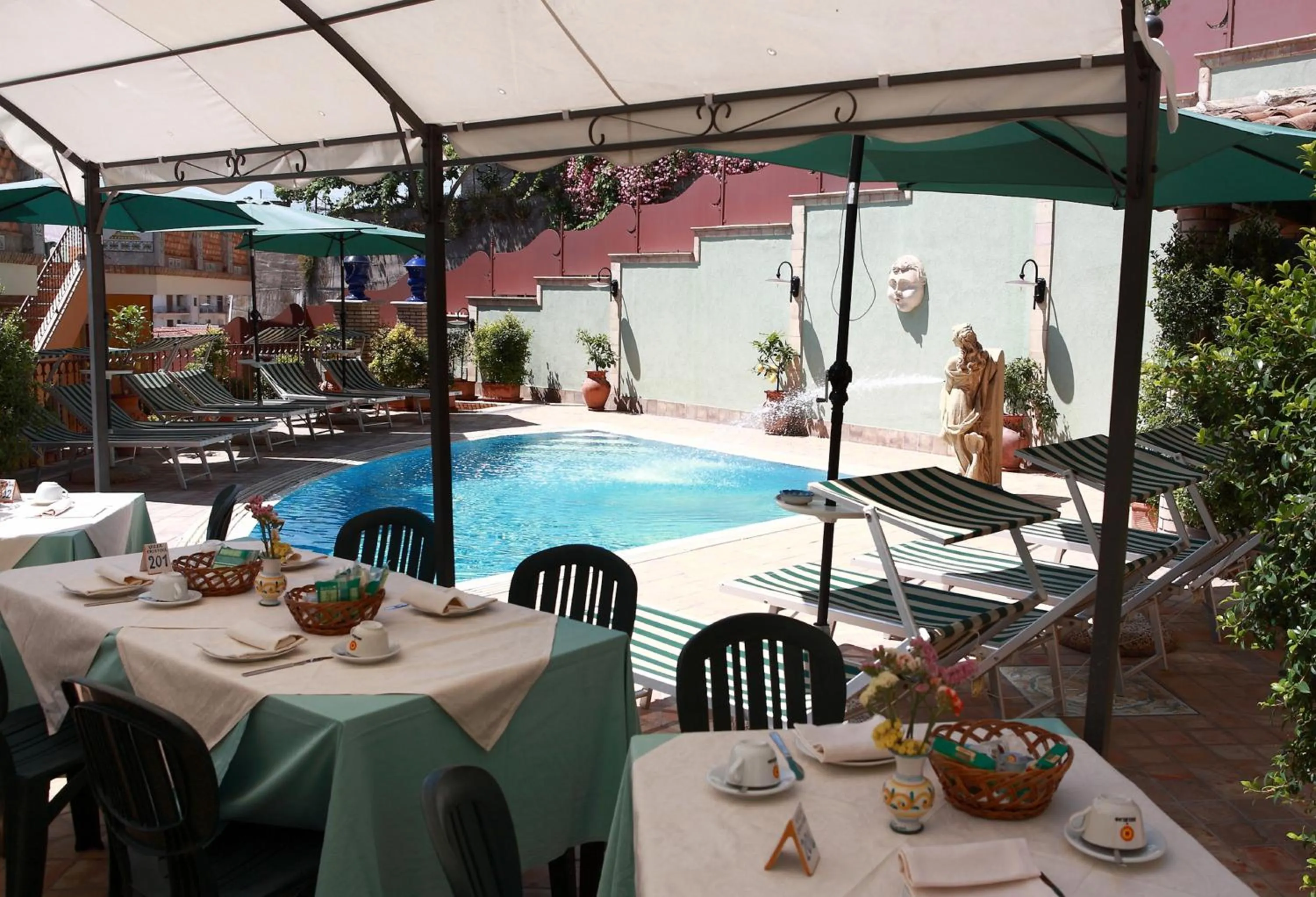 Breakfast in Villa Cristina