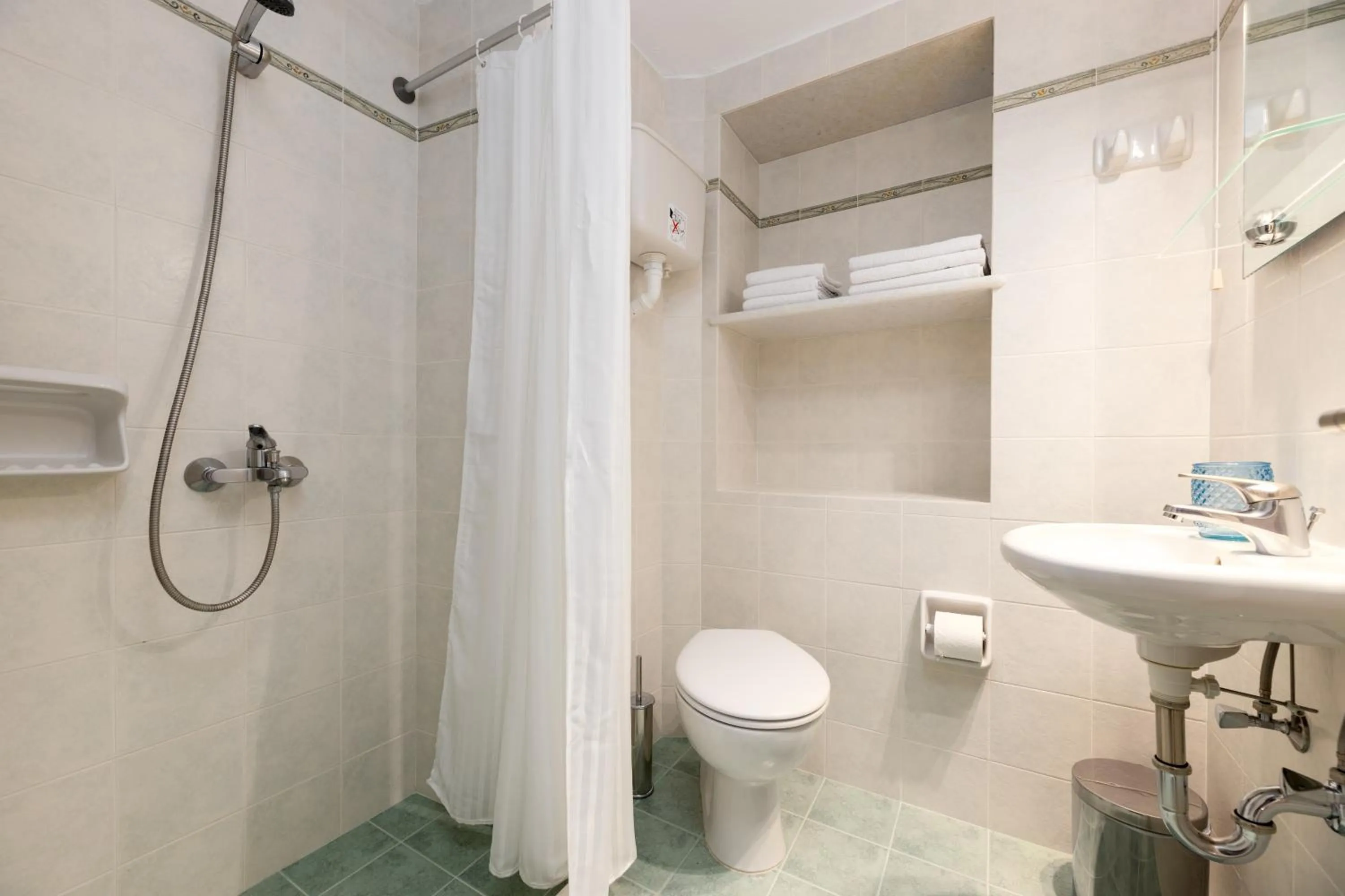 Bathroom in Hotel Dina