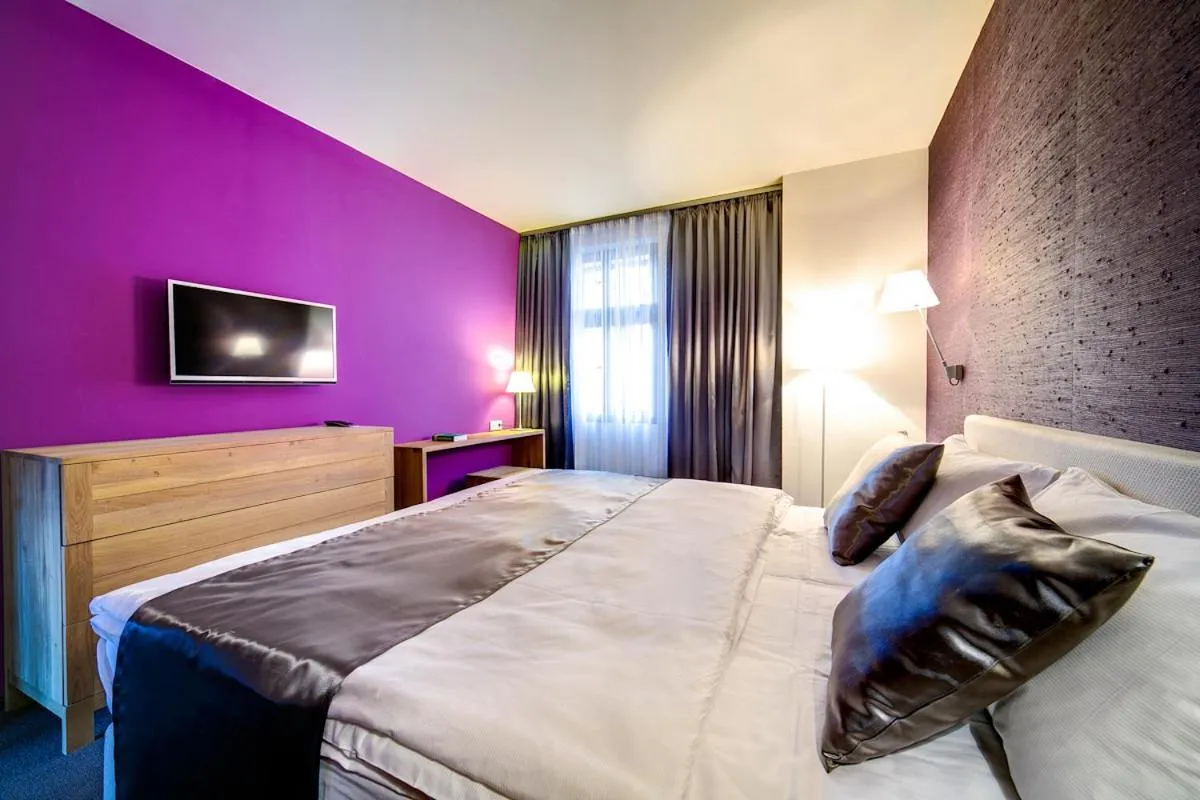 Bed in Hotel Restaurant Darwin