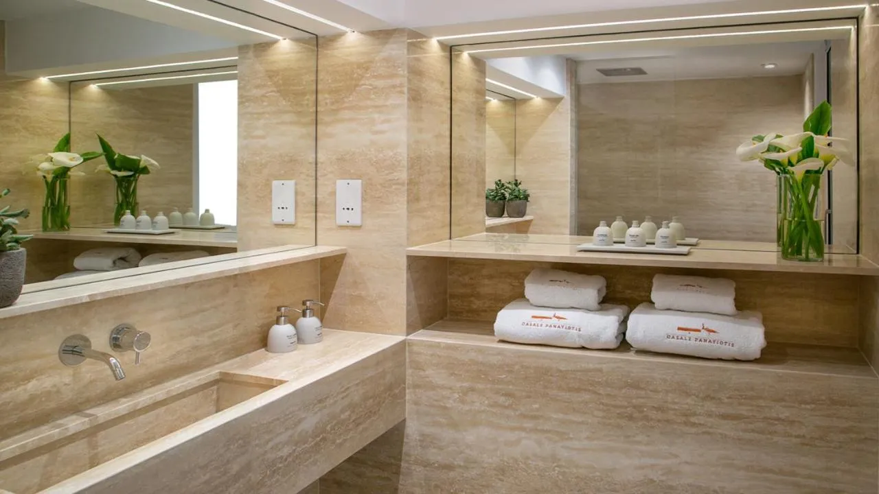 Toilet in Casale Panayiotis