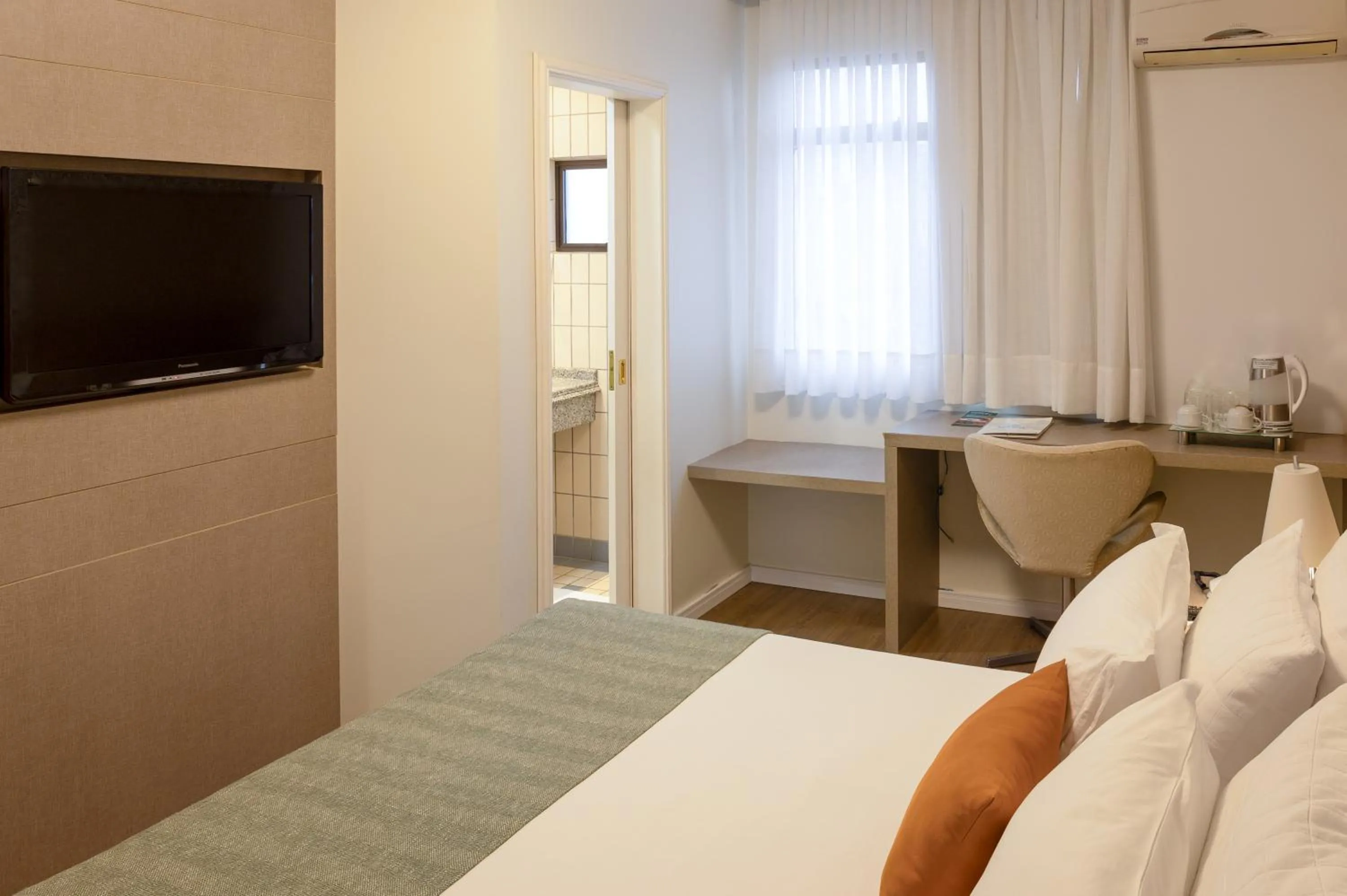 Property building, Bed in Caitá Hotéis