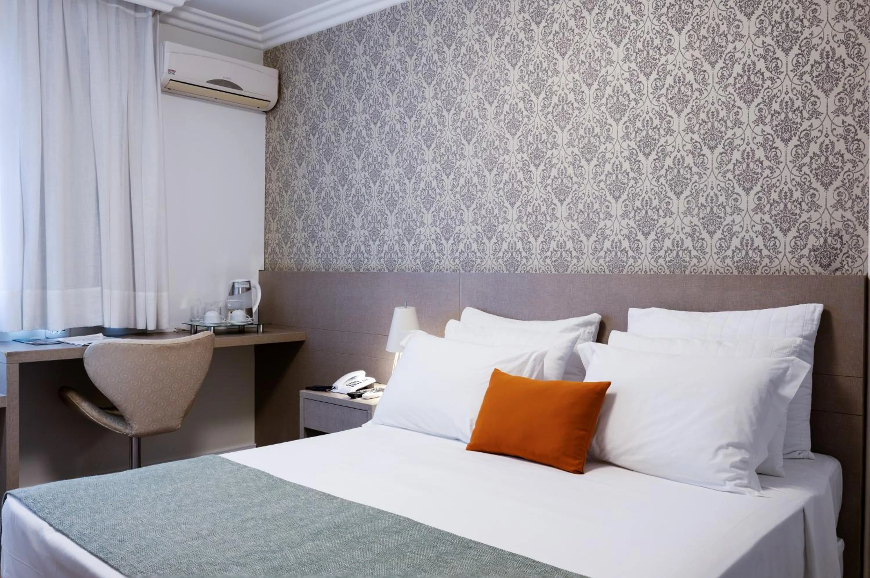 Property building, Bed in Caitá Hotéis