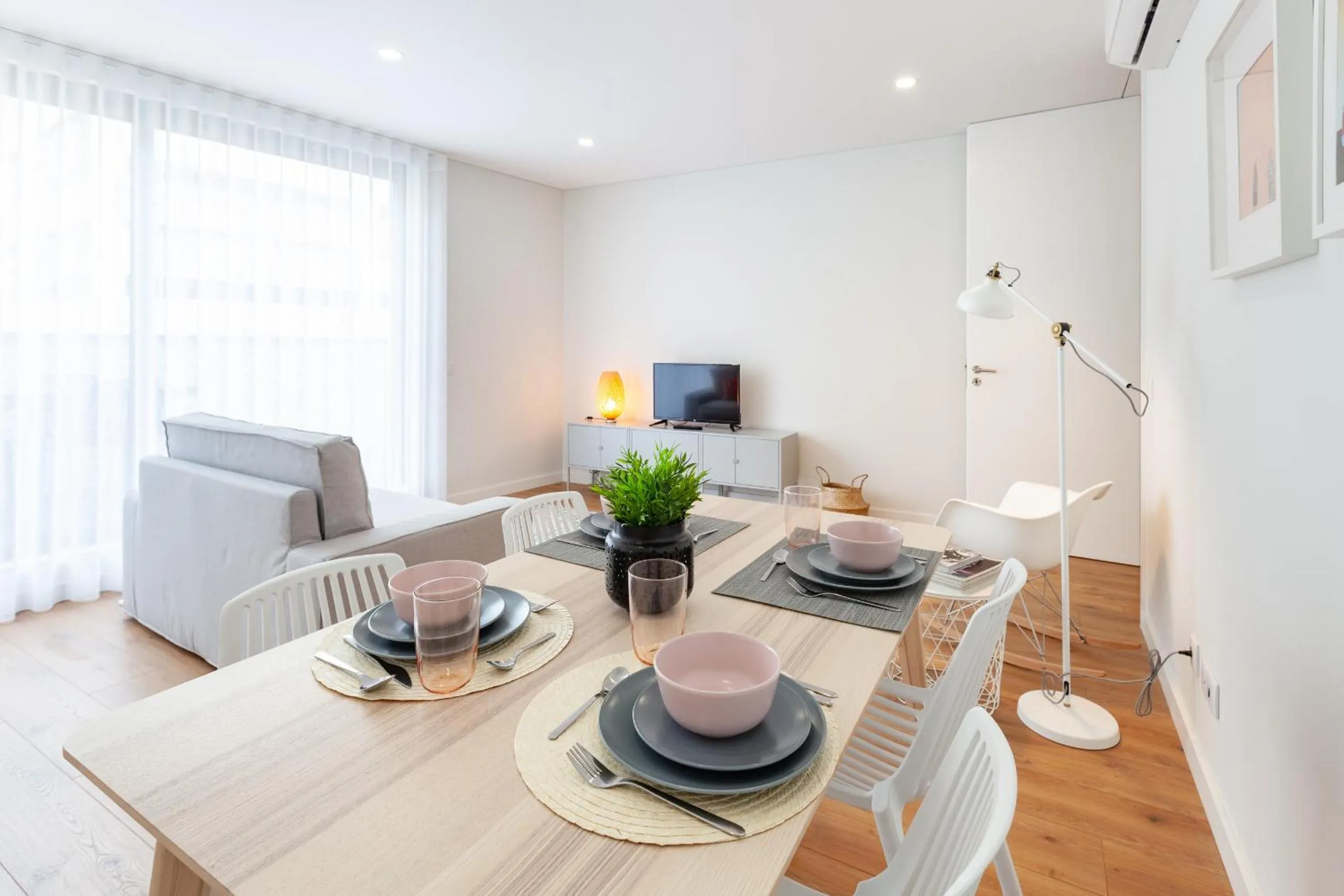 Communal lounge/ TV room in Oporto Palace Apartments