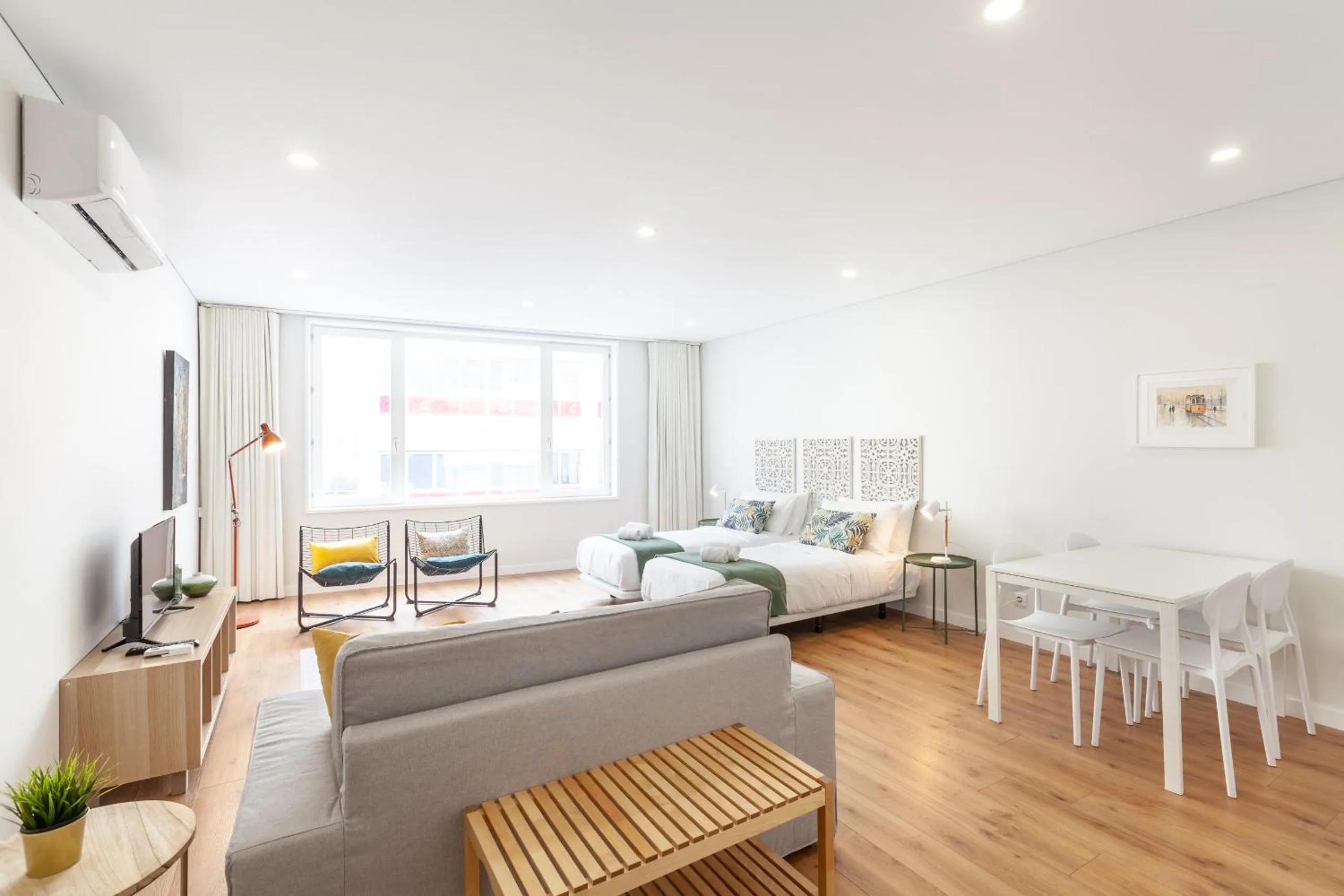 Communal lounge/ TV room in Oporto Palace Apartments