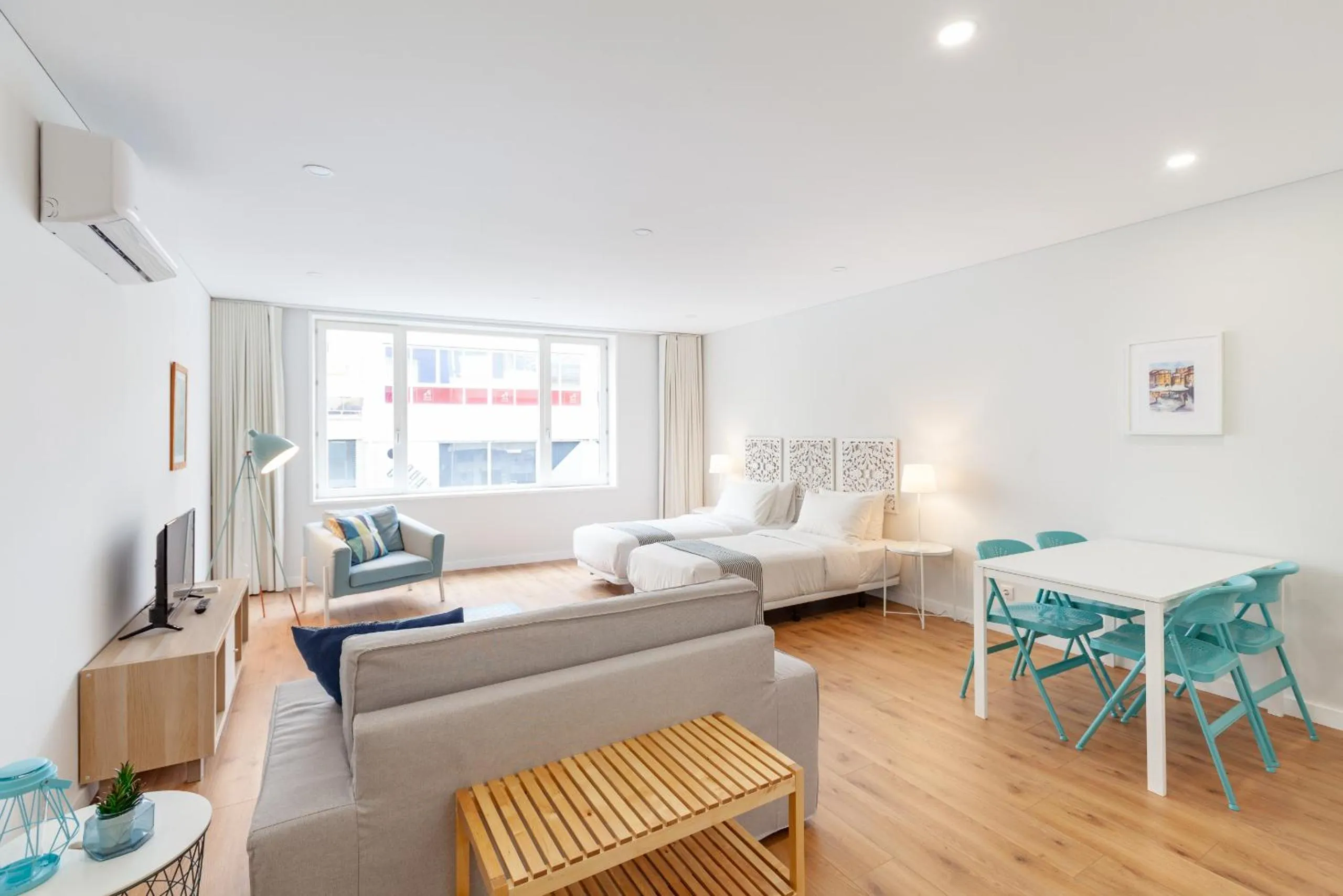 Communal lounge/ TV room, Bed in Oporto Palace Apartments