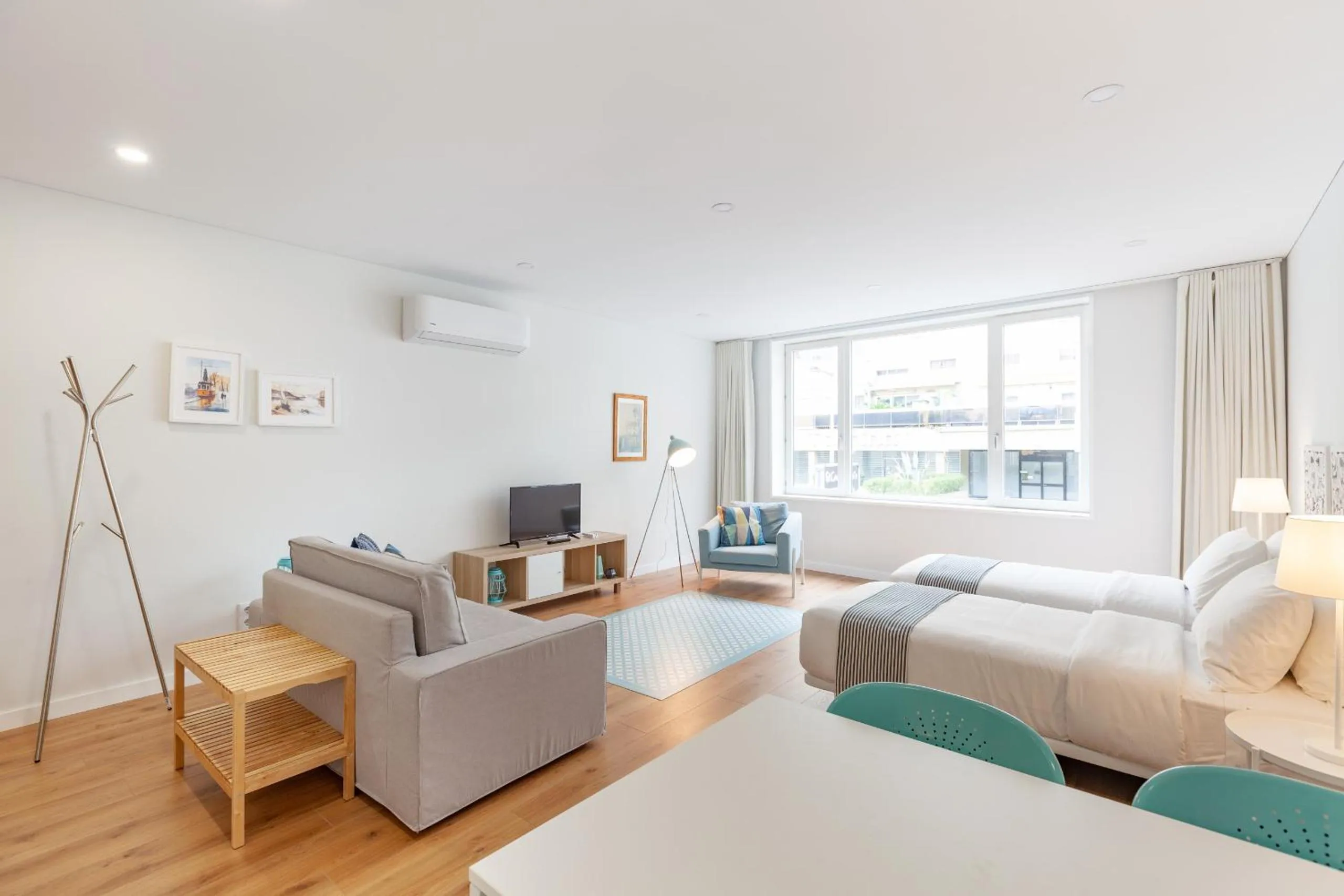 Communal lounge/ TV room, Bed in Oporto Palace Apartments