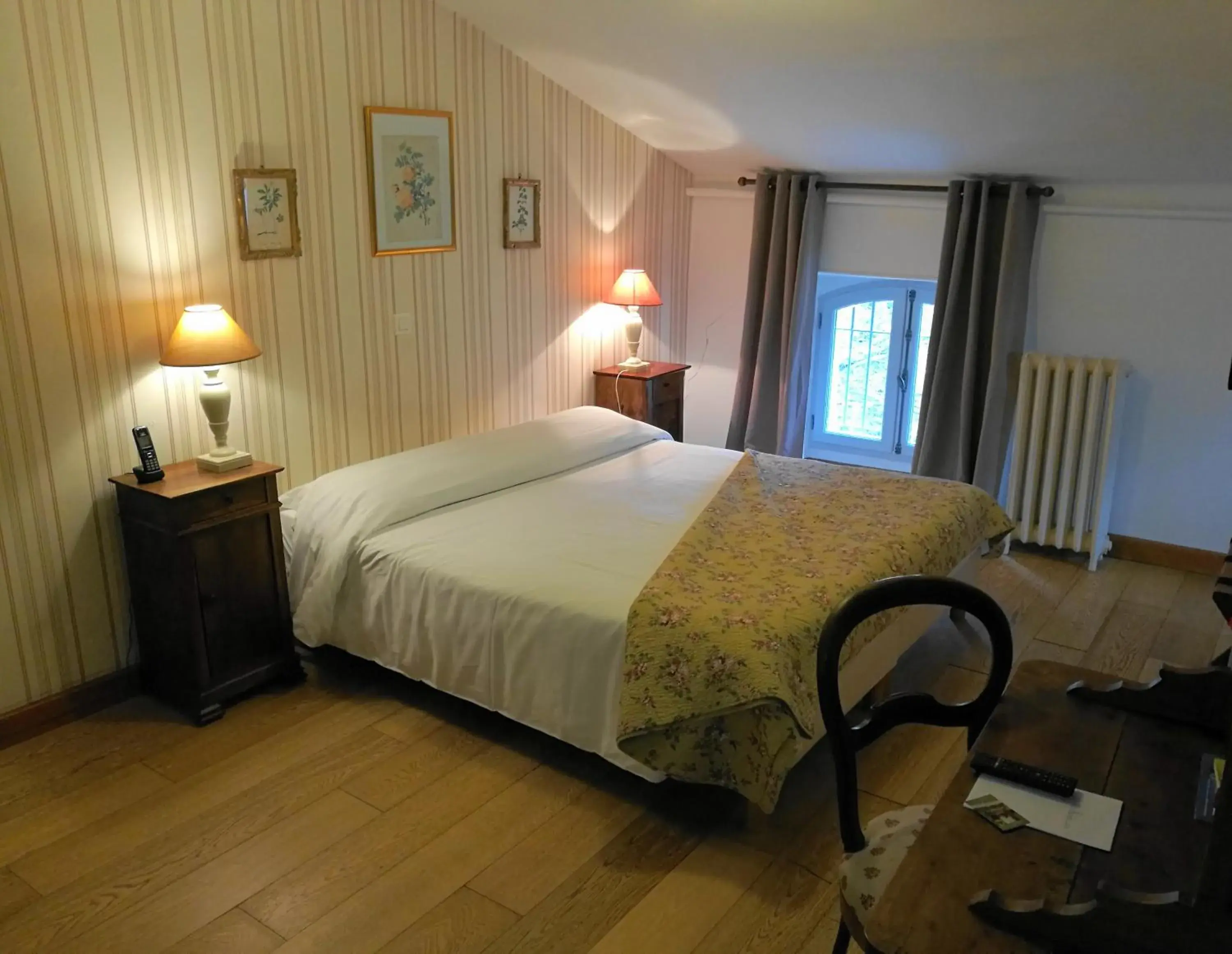 Traditional Suite in Hotel Logis - Chateau de Beauregard Traditional Suite in Hotel Logis - Chateau de Beauregard