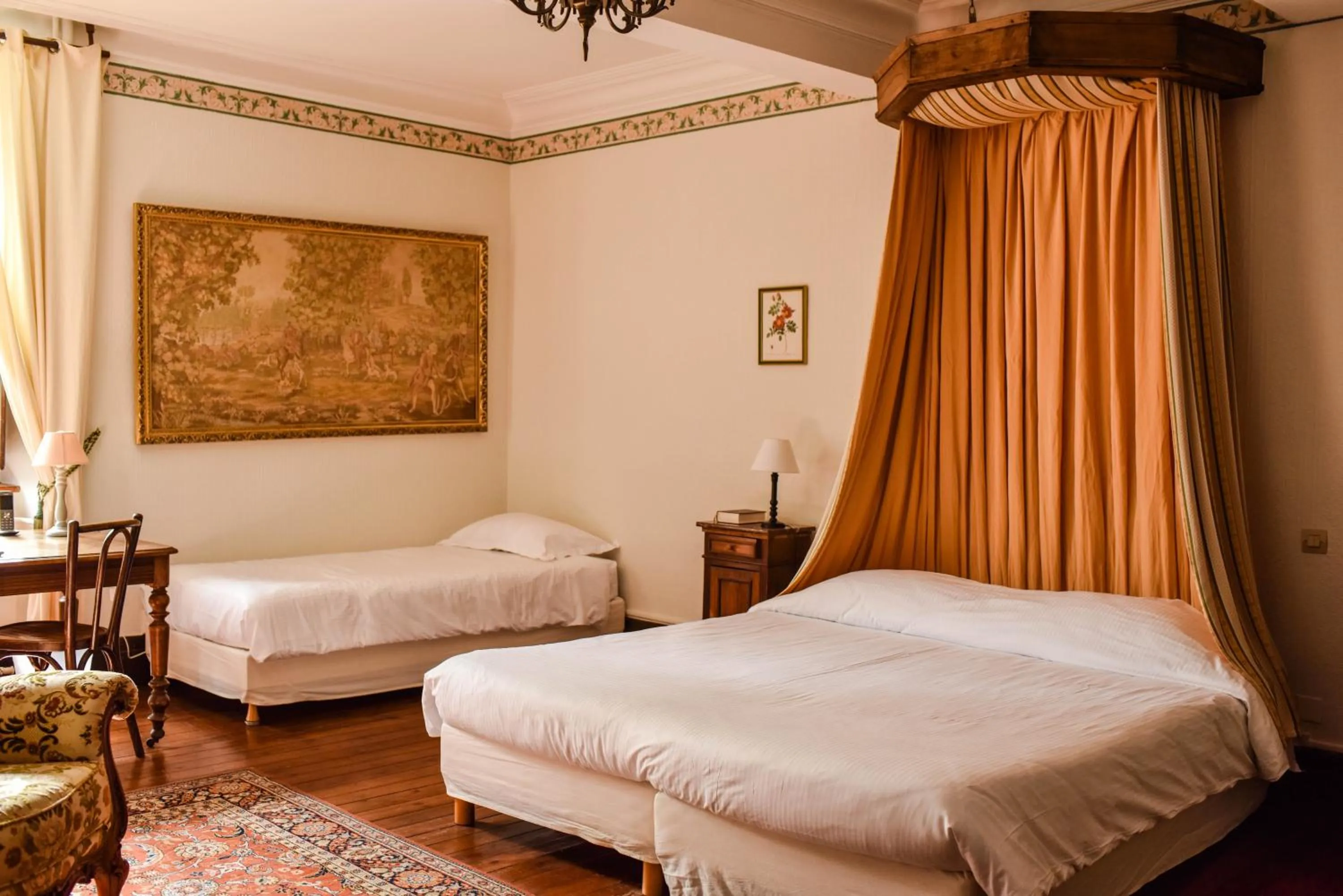 Bed in Hotel Logis - Chateau de Beauregard