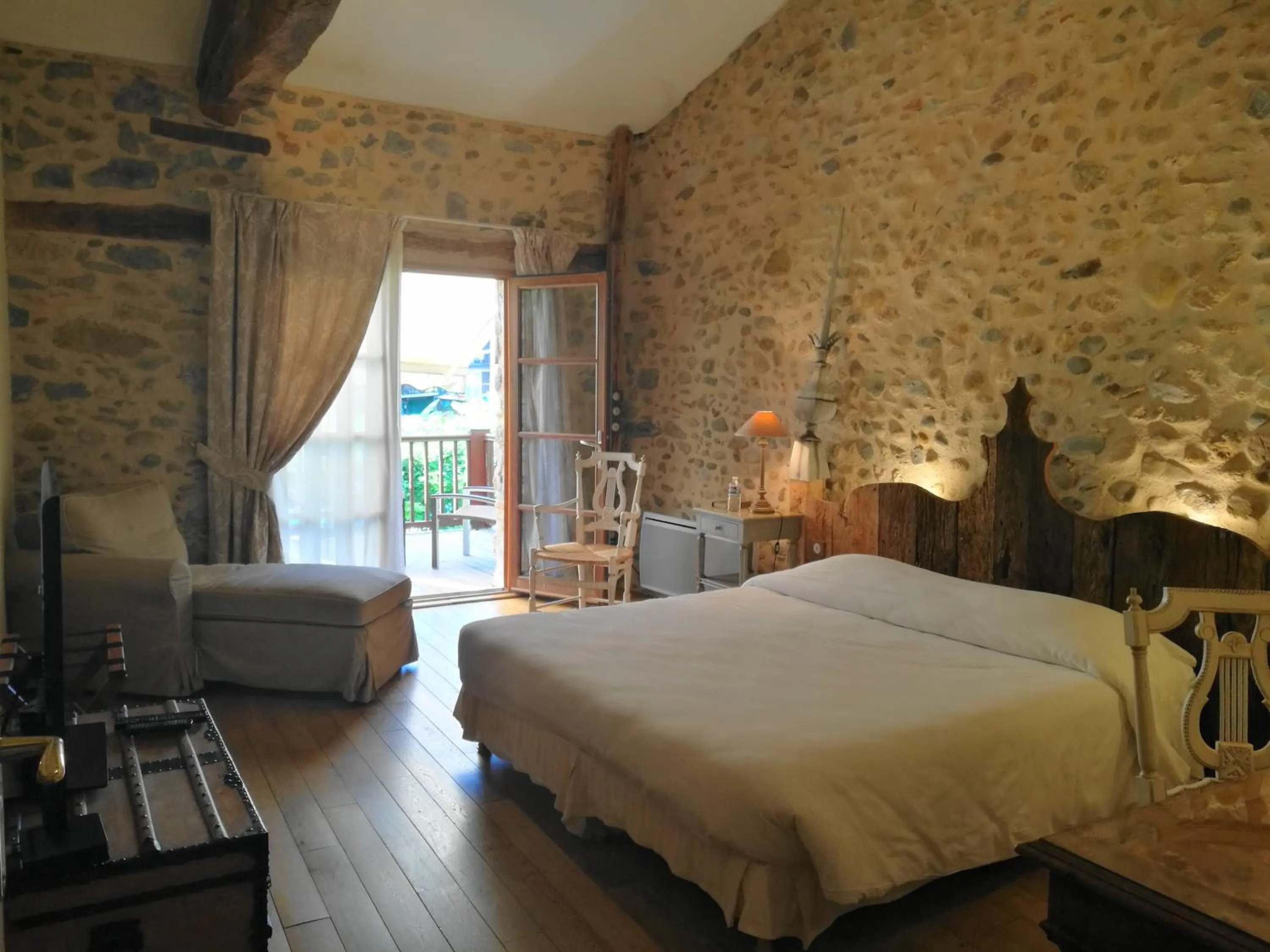 Bed in Hotel Logis - Chateau de Beauregard