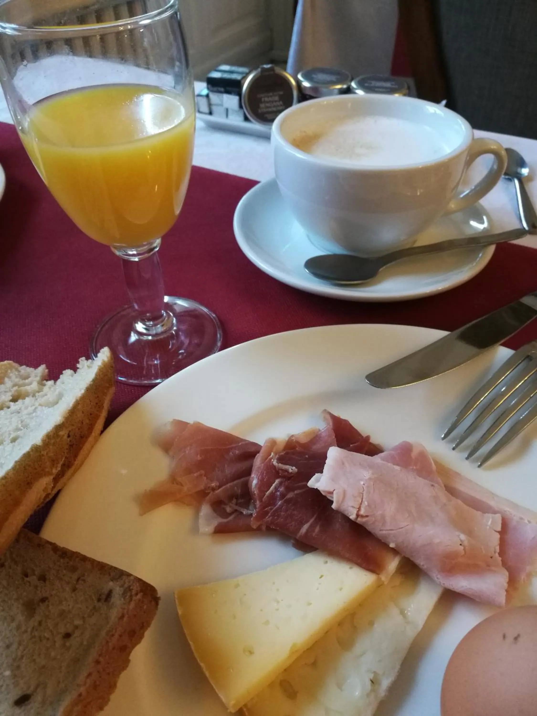 Food and drinks in Hotel Logis - Chateau de Beauregard