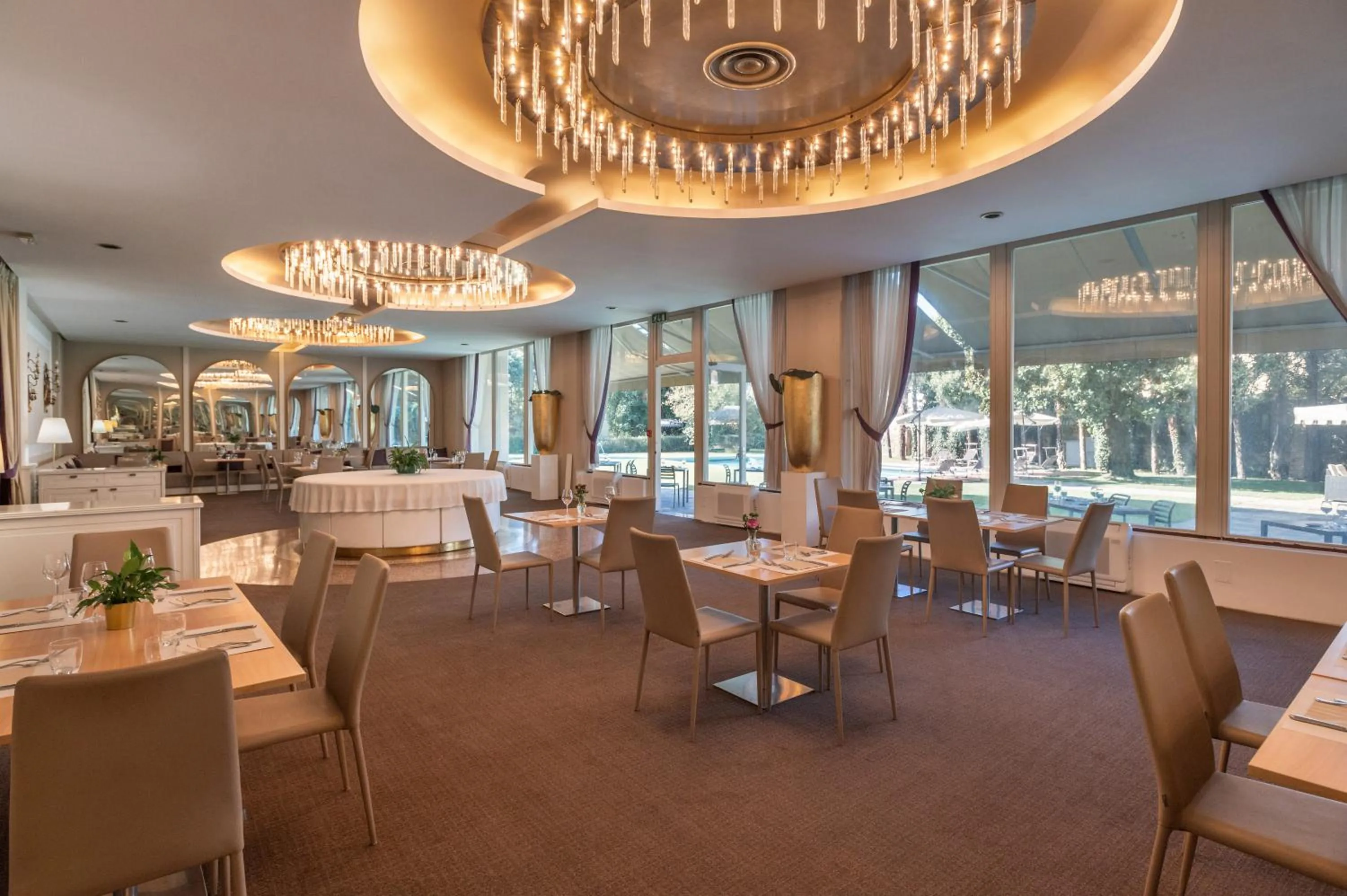 Restaurant/places to eat in Blue Dream Hotel