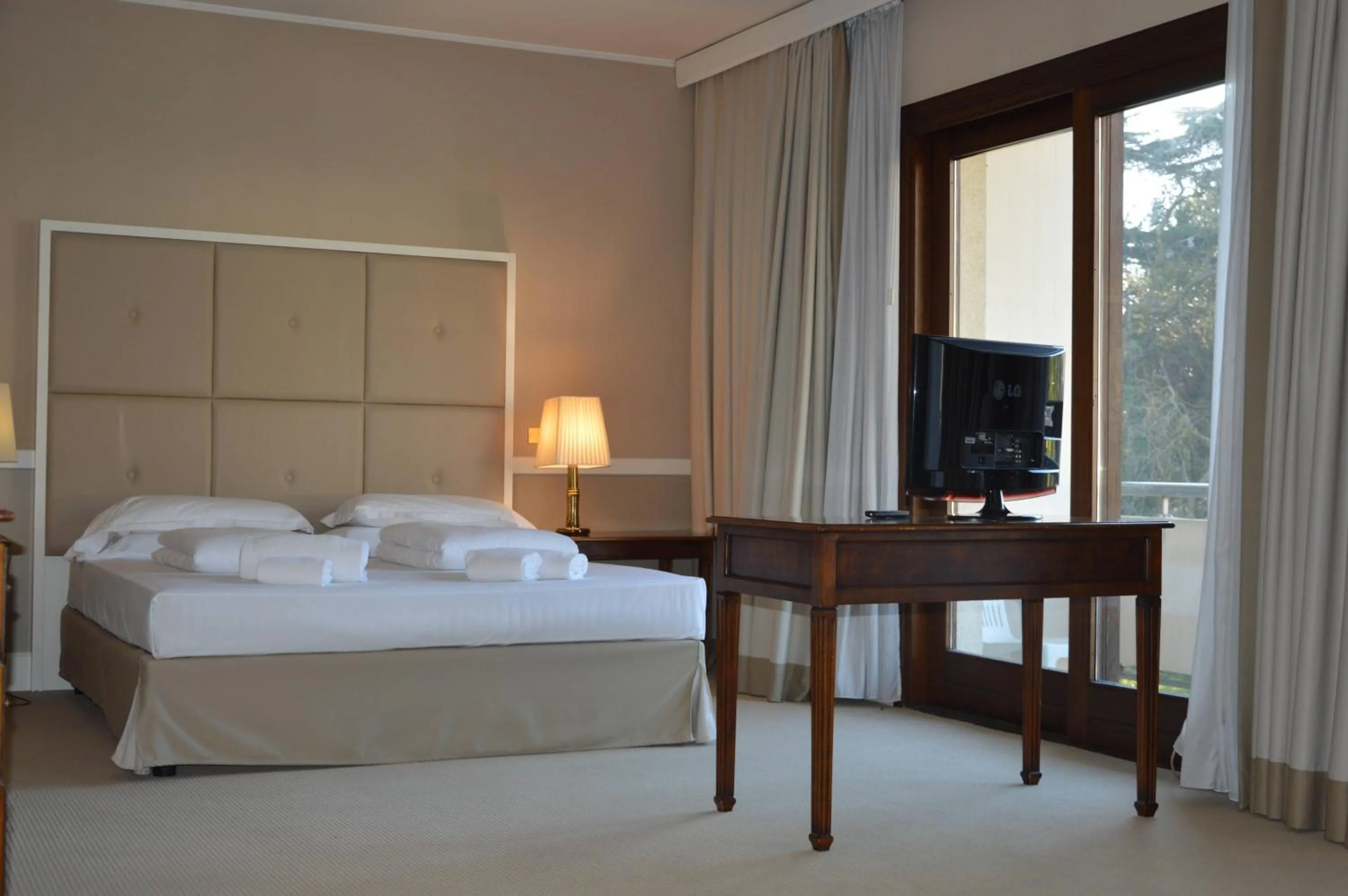 Bedroom, Bed in Blue Dream Hotel