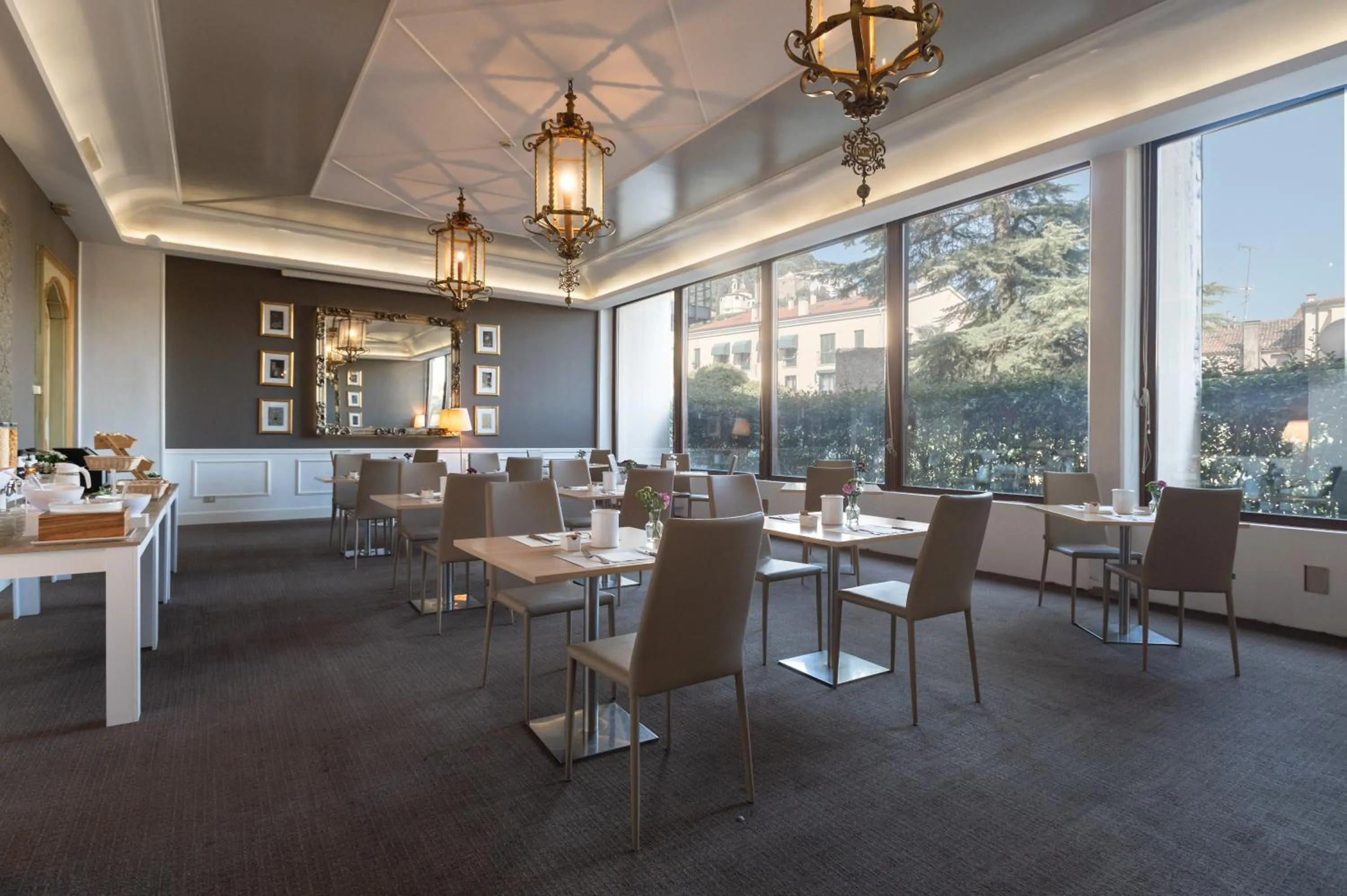 Restaurant/places to eat in Blue Dream Hotel