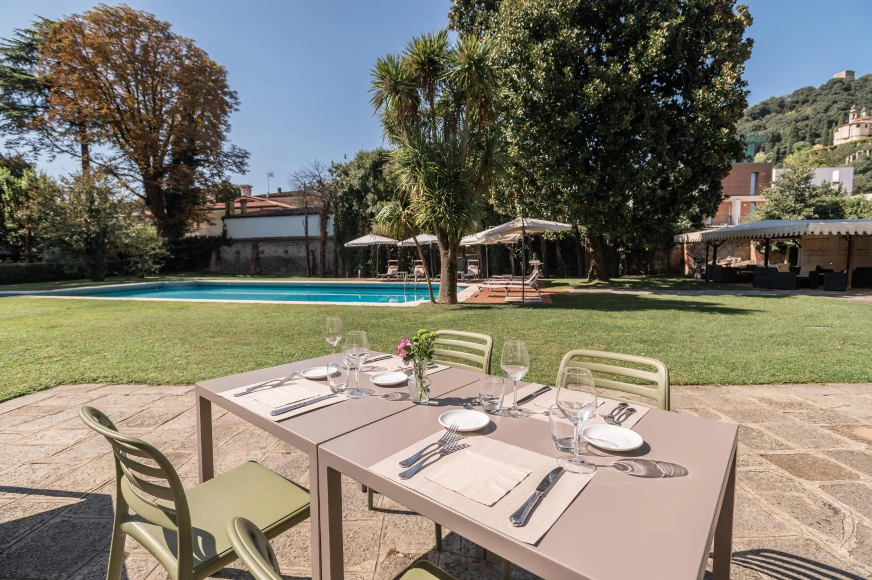 Restaurant/places to eat in Blue Dream Hotel