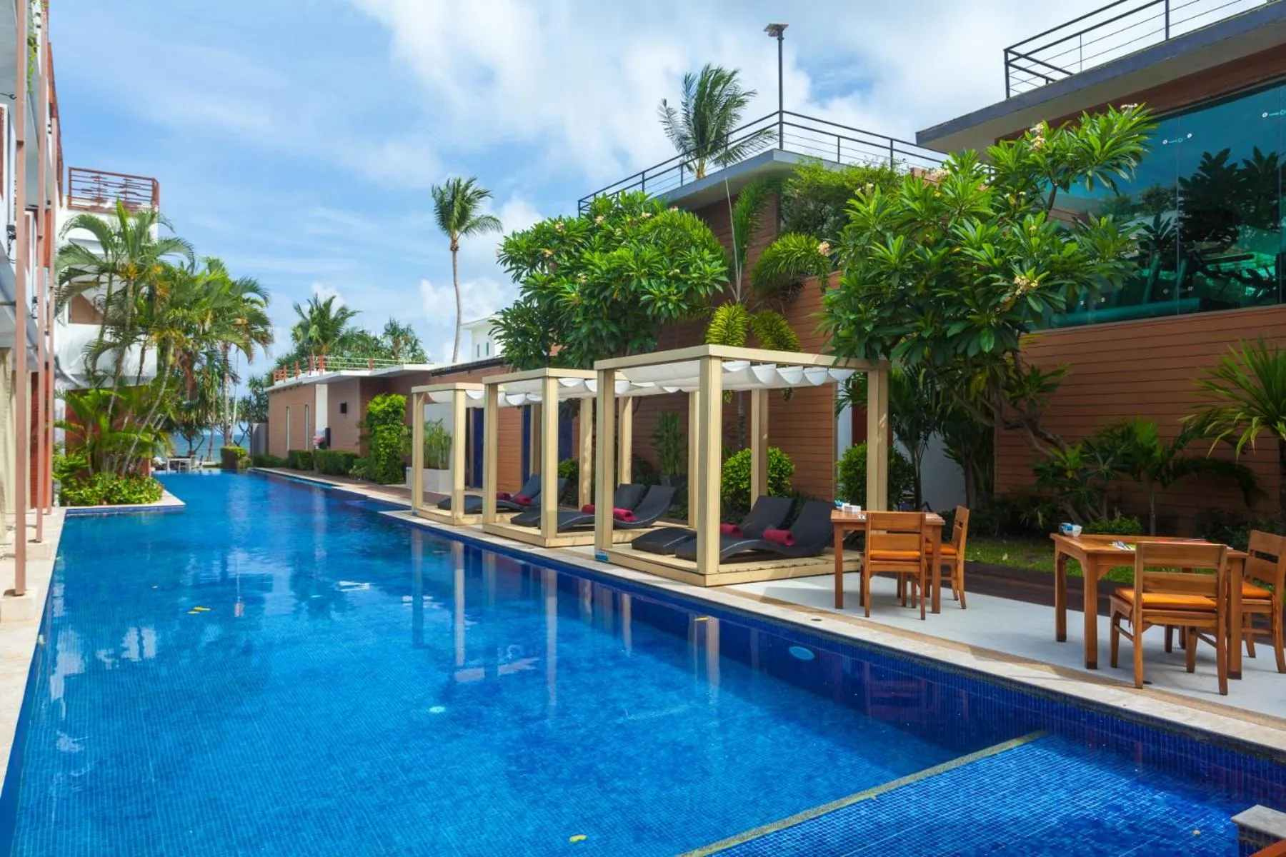 Swimming pool in La Flora Resort Patong