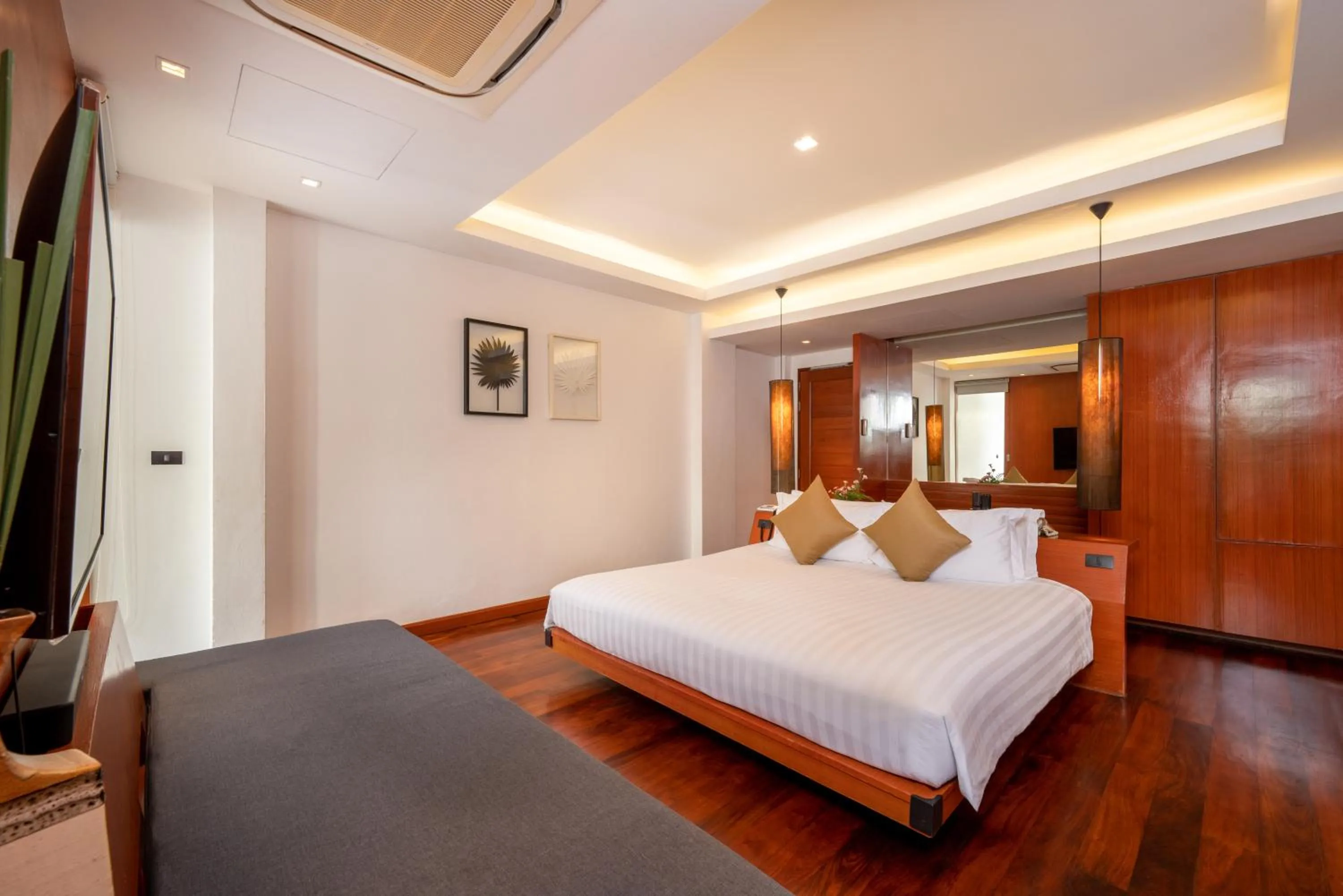 Bed in La Flora Resort Patong