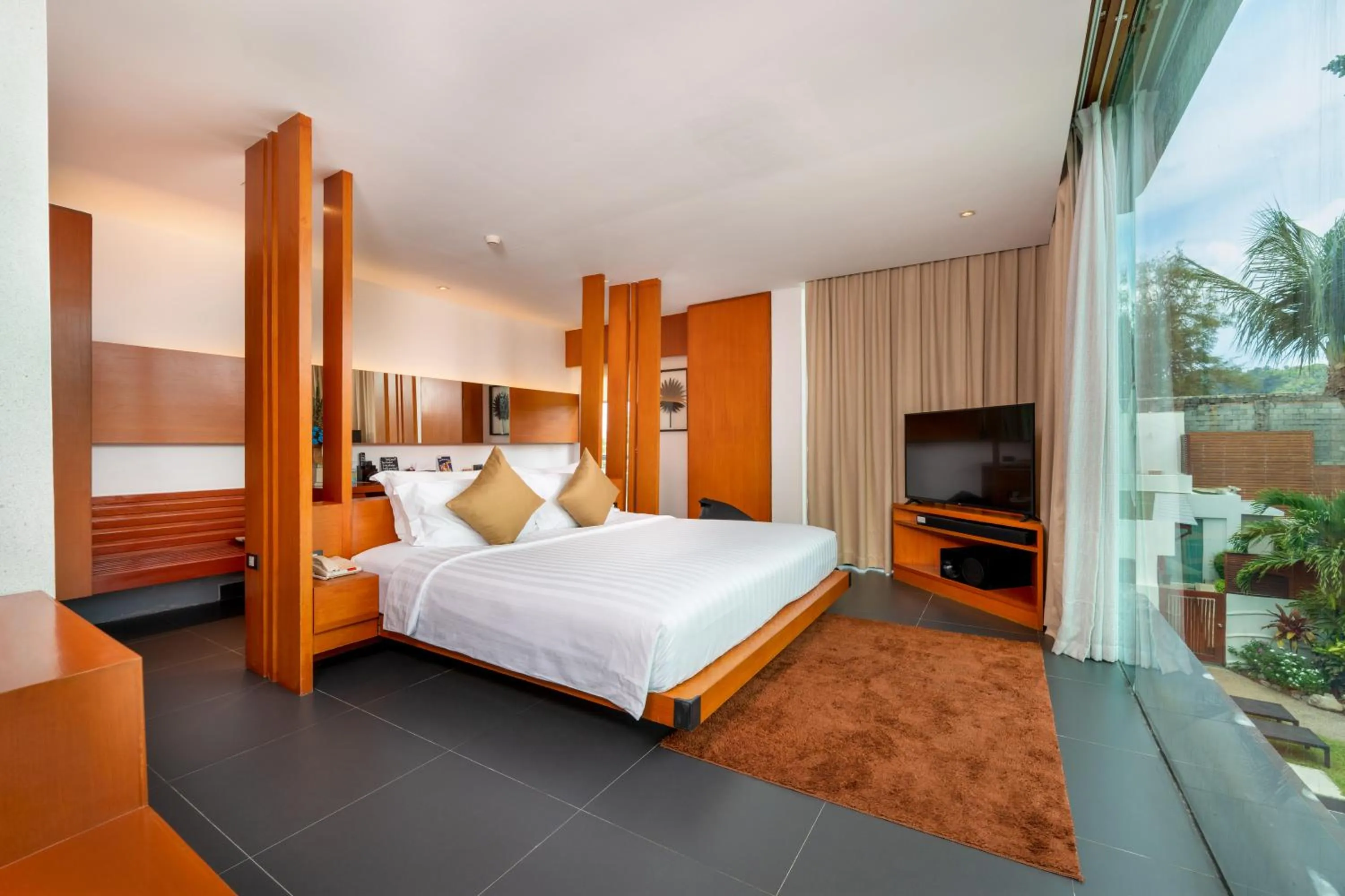 Bed in La Flora Resort Patong