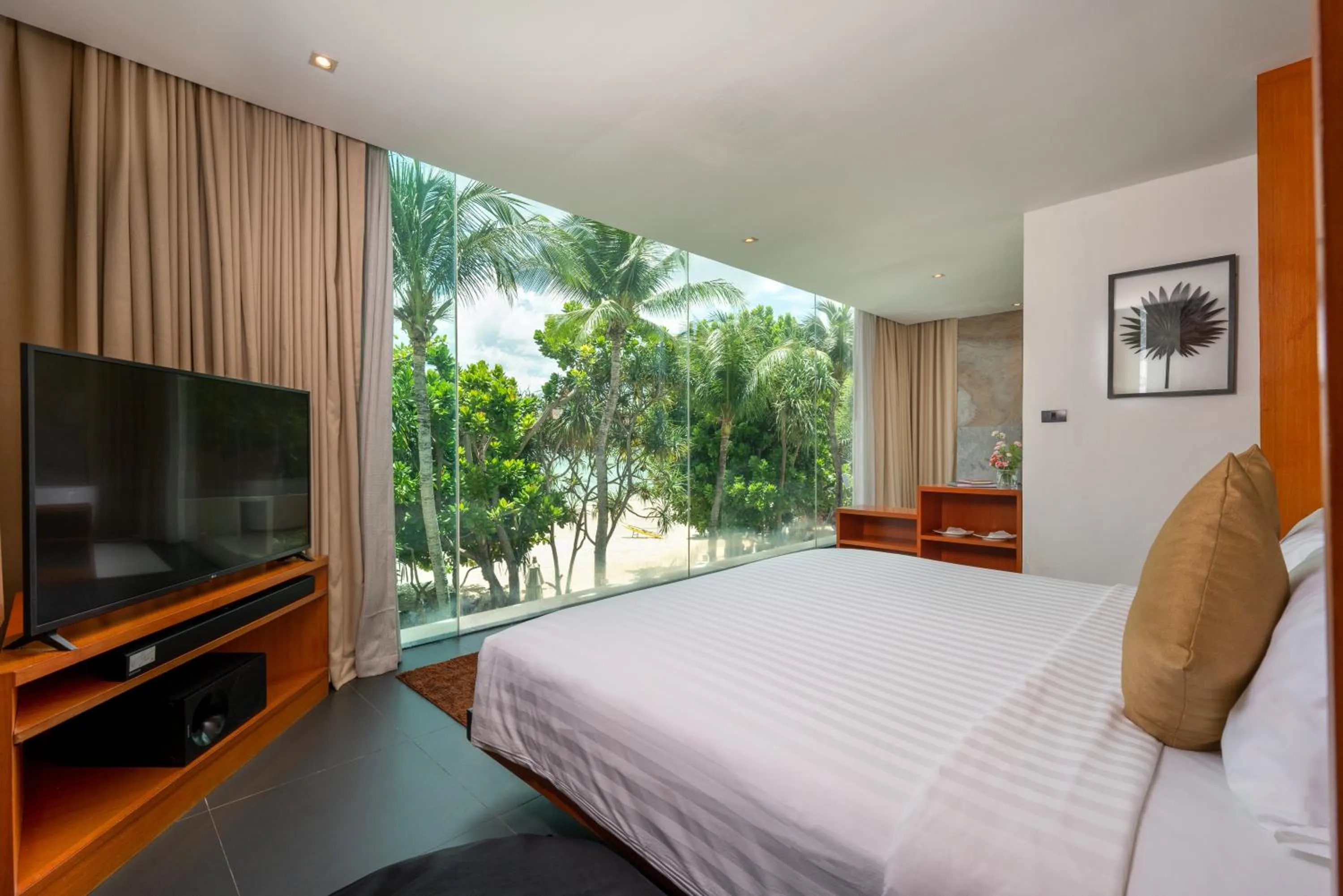 Bed in La Flora Resort Patong