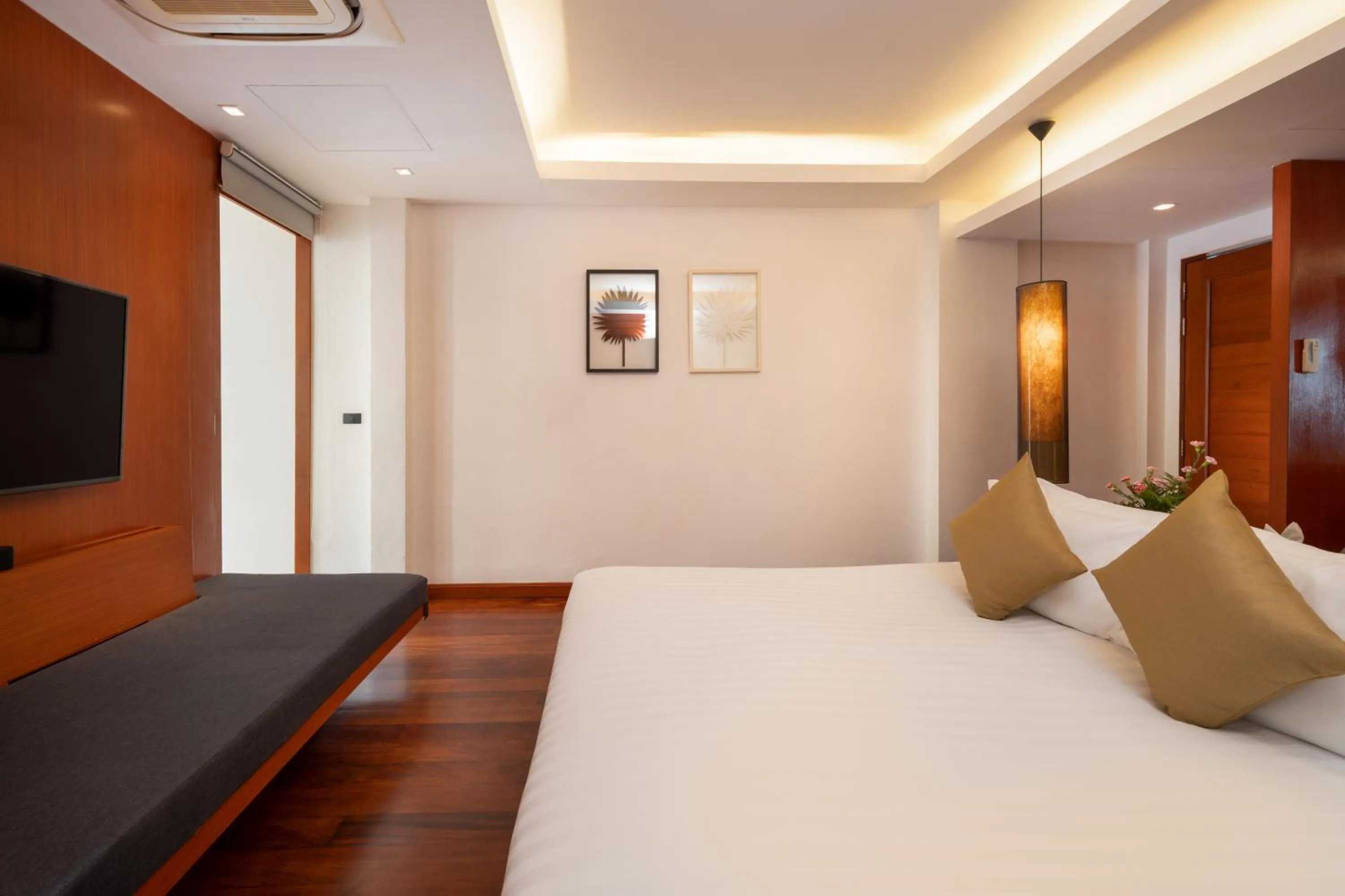 Bed in La Flora Resort Patong